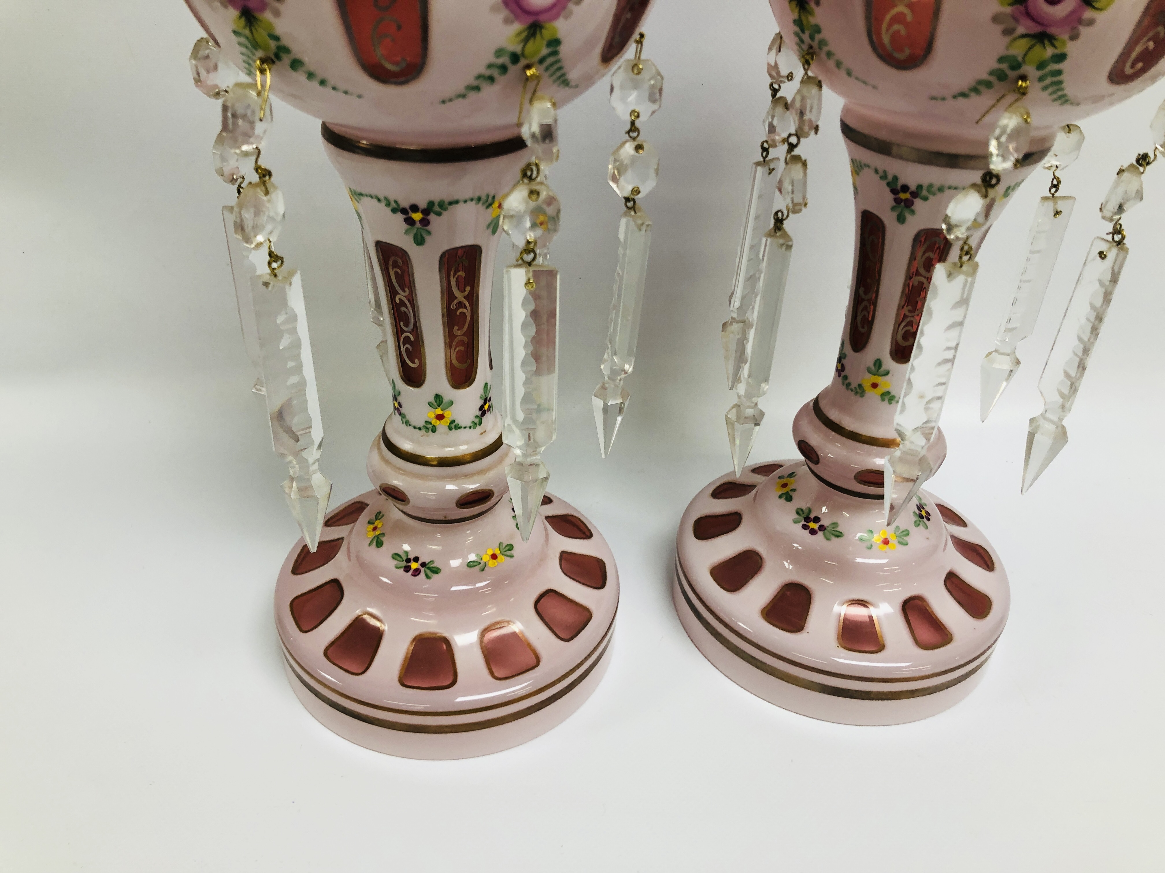 A PAIR OF CLASSICAL PINK GRASS LUSTRES WITH DROP AND PAIR OF REPRODUCTION GILT DECORATED VASES - Image 3 of 9