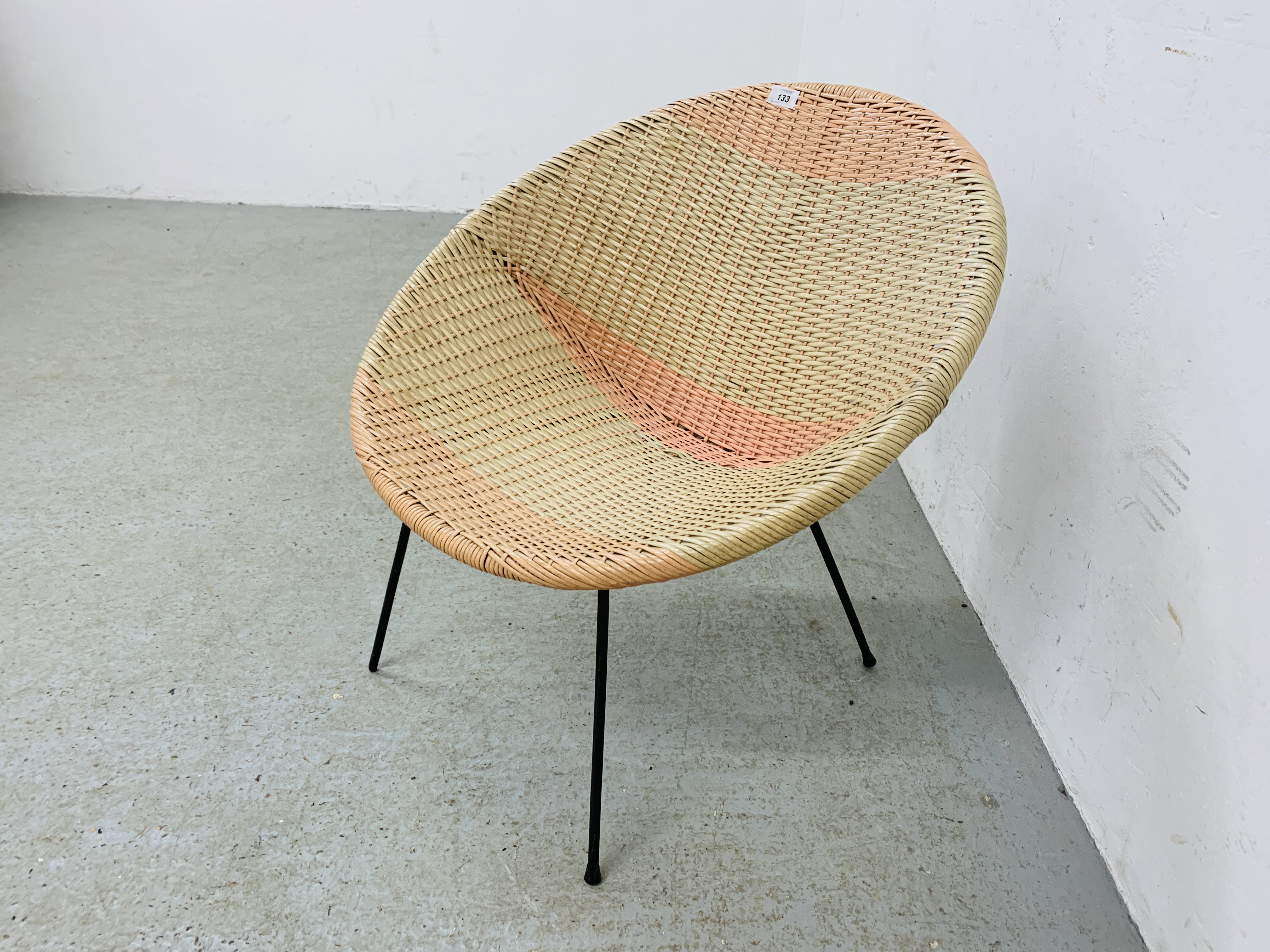 A RETRO 1960'S CIRCULAR CHAIR - Image 7 of 7