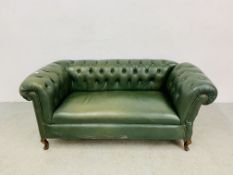 A GREEN LEATHER BUTTON BACK DROP END CHESTERFIELD STYLE SOFA WITH FOOT STOOL.