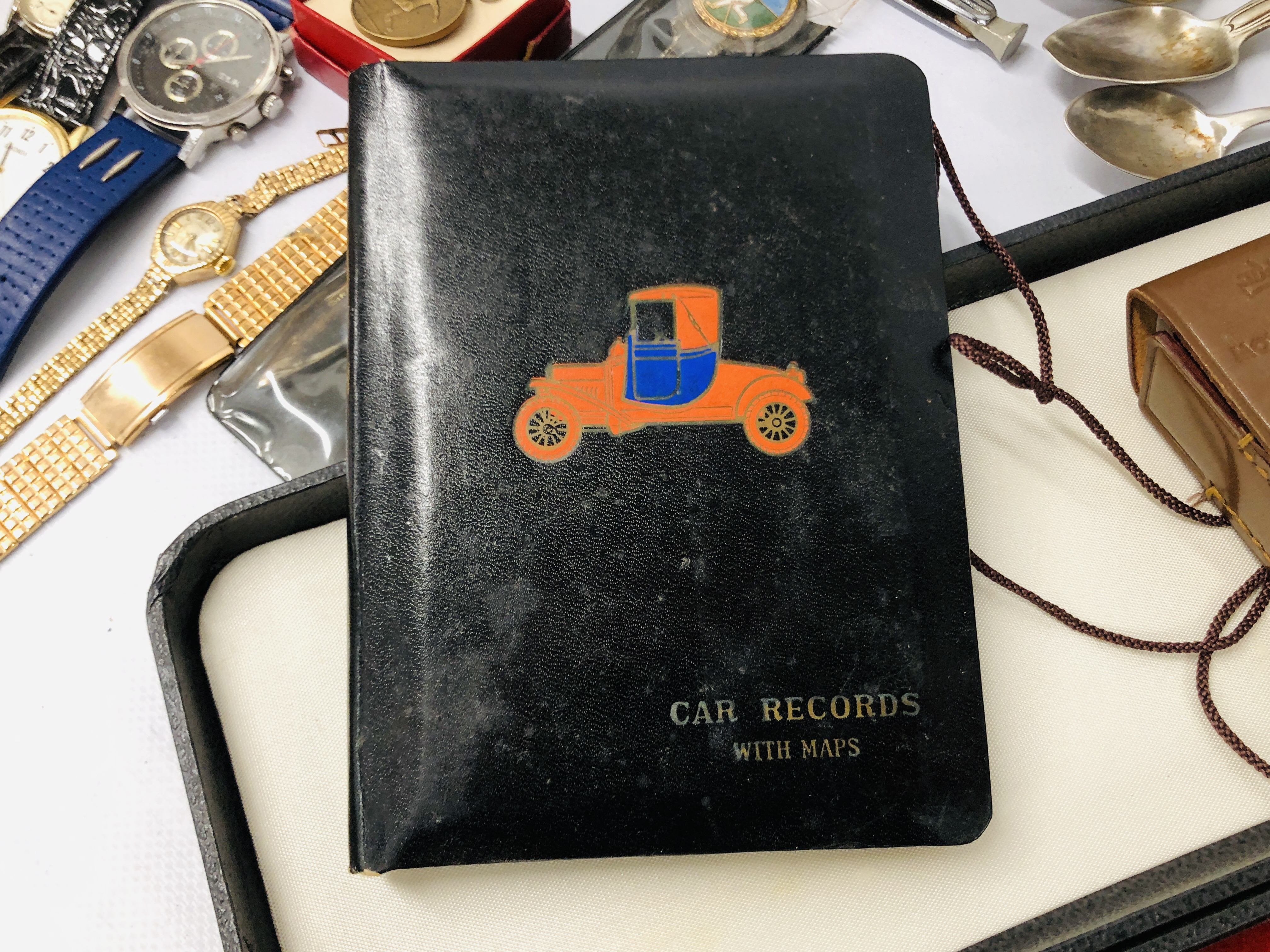 BOX OF MIXED COLLECTIBLES TO INCLUDE CAR RECORD BOOK, ROLLS ROYCE WARNING LAMP, BRASS HORSES, - Image 18 of 23
