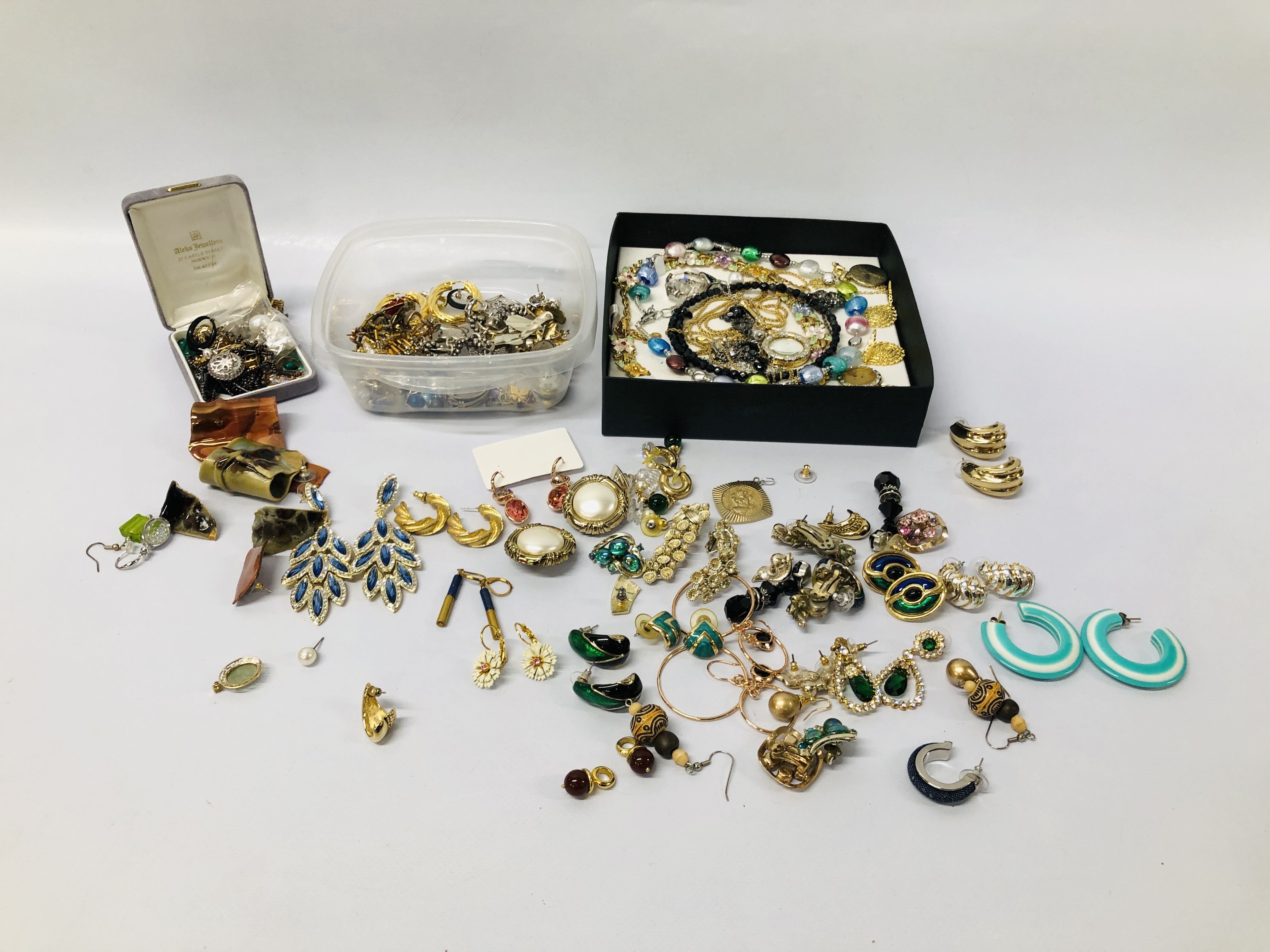 TIN OF ASSORTED DESIGNER COSTUME JEWELLERY TO INCLUDE ENAMELED NECKLACES,