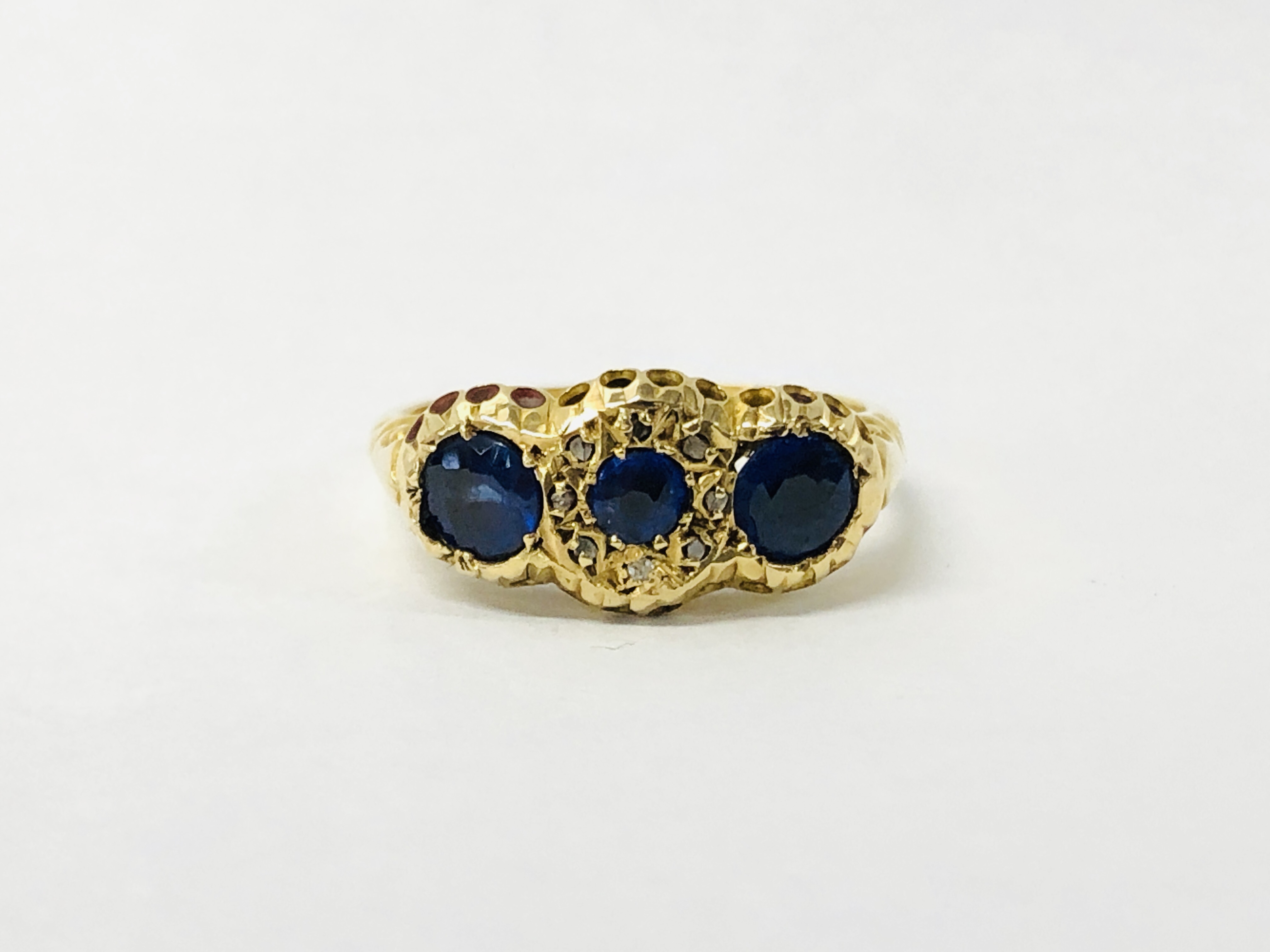 AN 18CT GOLD THREE STONE SAPPHIRE RING, THE CENTRAL STONE SURROUNDED BY DIAMOND CHIPS, - Image 2 of 10