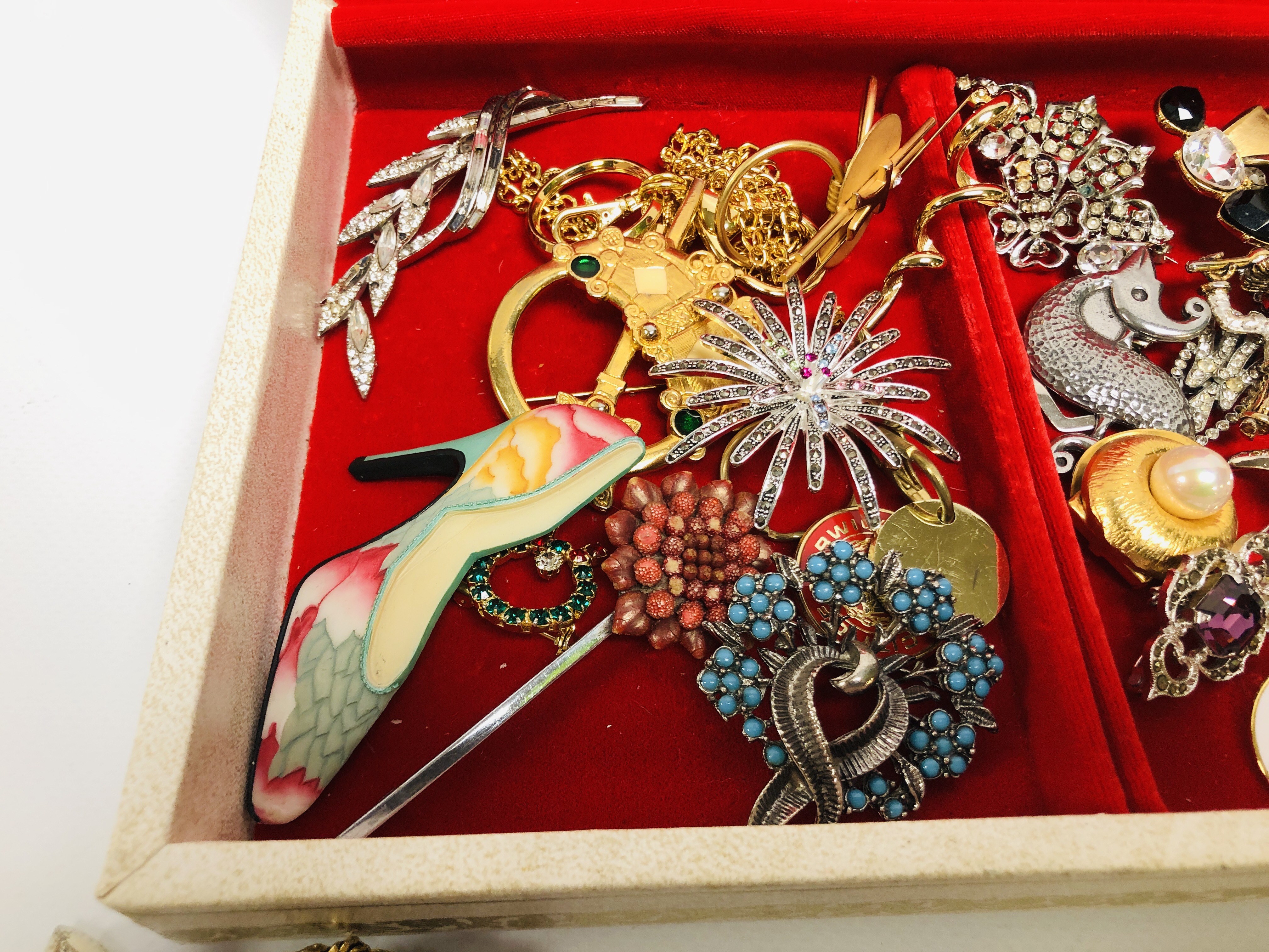 JEWELLERY BOX AND CONTENTS TO INCLUDE VARIOUS BROOCHES, ENAMELLED POPPY BROOCHES AND NECKLACE, - Image 3 of 7