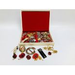 JEWELLERY BOX AND CONTENTS TO INCLUDE VARIOUS BROOCHES, ENAMELLED POPPY BROOCHES AND NECKLACE,