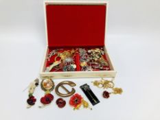 JEWELLERY BOX AND CONTENTS TO INCLUDE VARIOUS BROOCHES, ENAMELLED POPPY BROOCHES AND NECKLACE,