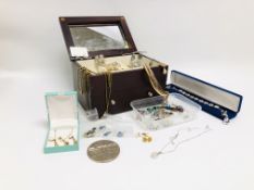 JEWELLERY BOX AND CONTENTS TO INCLUDE SILVER,