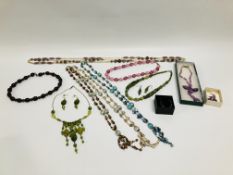 TRAY OF ASSORTED BEADED NECKLACES TO INCLUDE ONE GREEN,