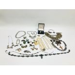 2 X TRAYS OF ASSORTED VINTAGE JEWELLERY TO INCLUDE SILVER, NECKLACES, RINGS AND BRACELETS,