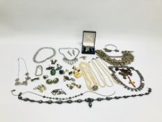 2 X TRAYS OF ASSORTED VINTAGE JEWELLERY TO INCLUDE SILVER, NECKLACES, RINGS AND BRACELETS,