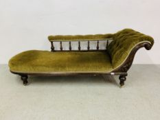 A VICTORIAN CHAISE LONGUE UPHOLSTERED IN GREEN BUTTON BACK VELOUR LENGTH 195CM.