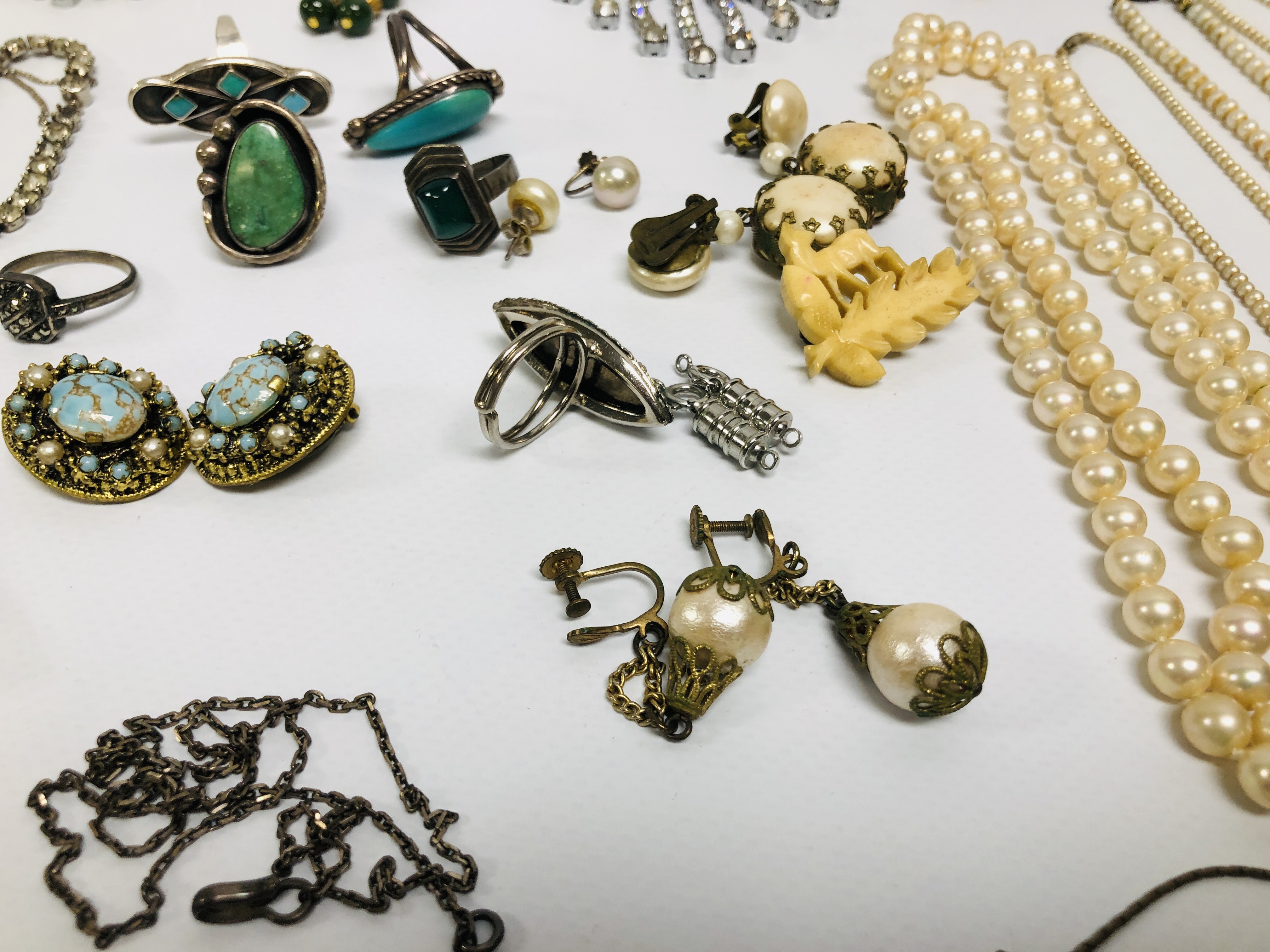 2 X TRAYS OF ASSORTED VINTAGE JEWELLERY TO INCLUDE SILVER, NECKLACES, RINGS AND BRACELETS, - Image 7 of 12