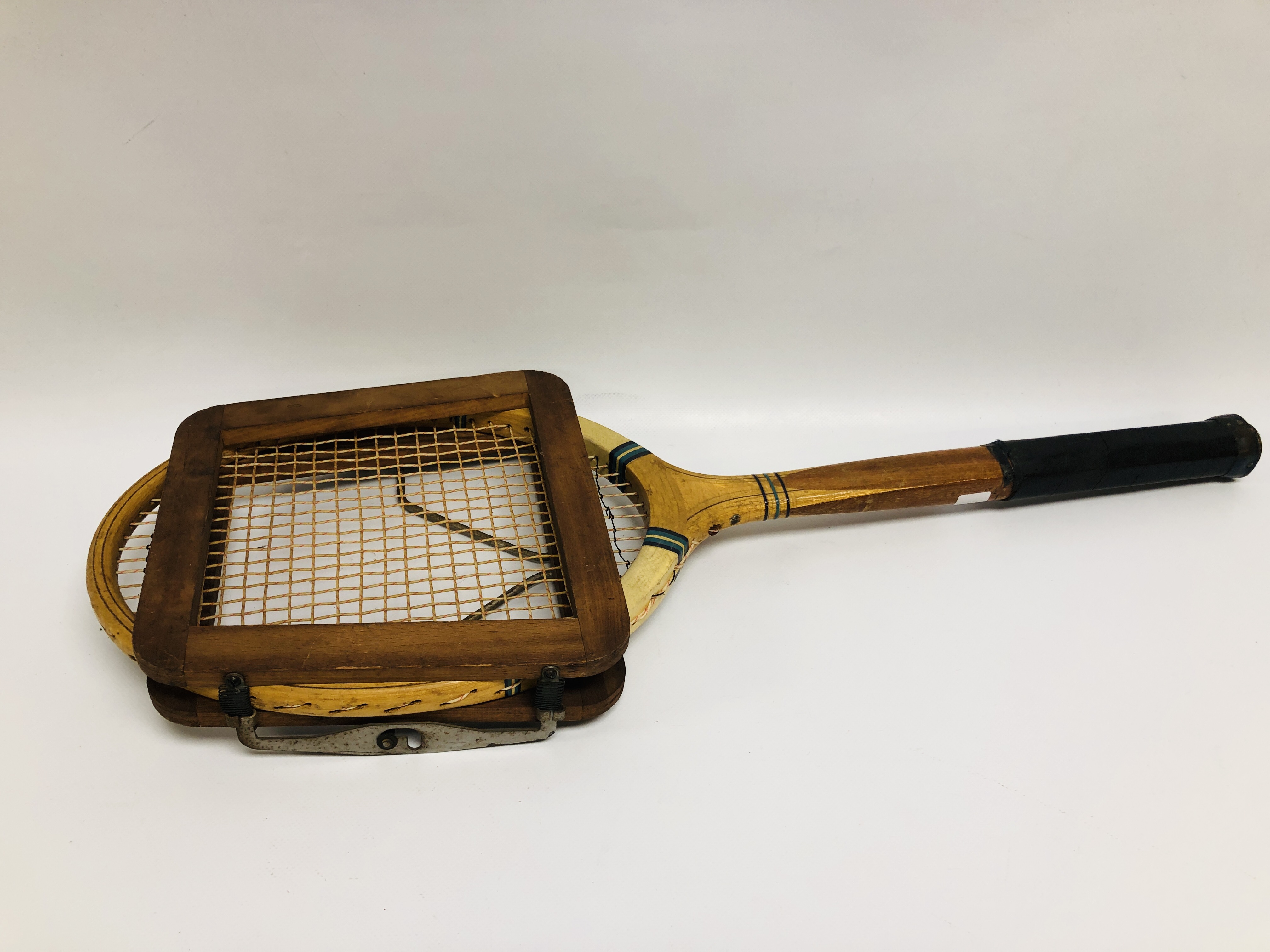 3 X VINTAGE WOODEN TENNIS RACKETS TO INCLUDE GRAYS CAMBRIDGE TREBLE BLUE, 2 X DUNLOP, - Image 5 of 16