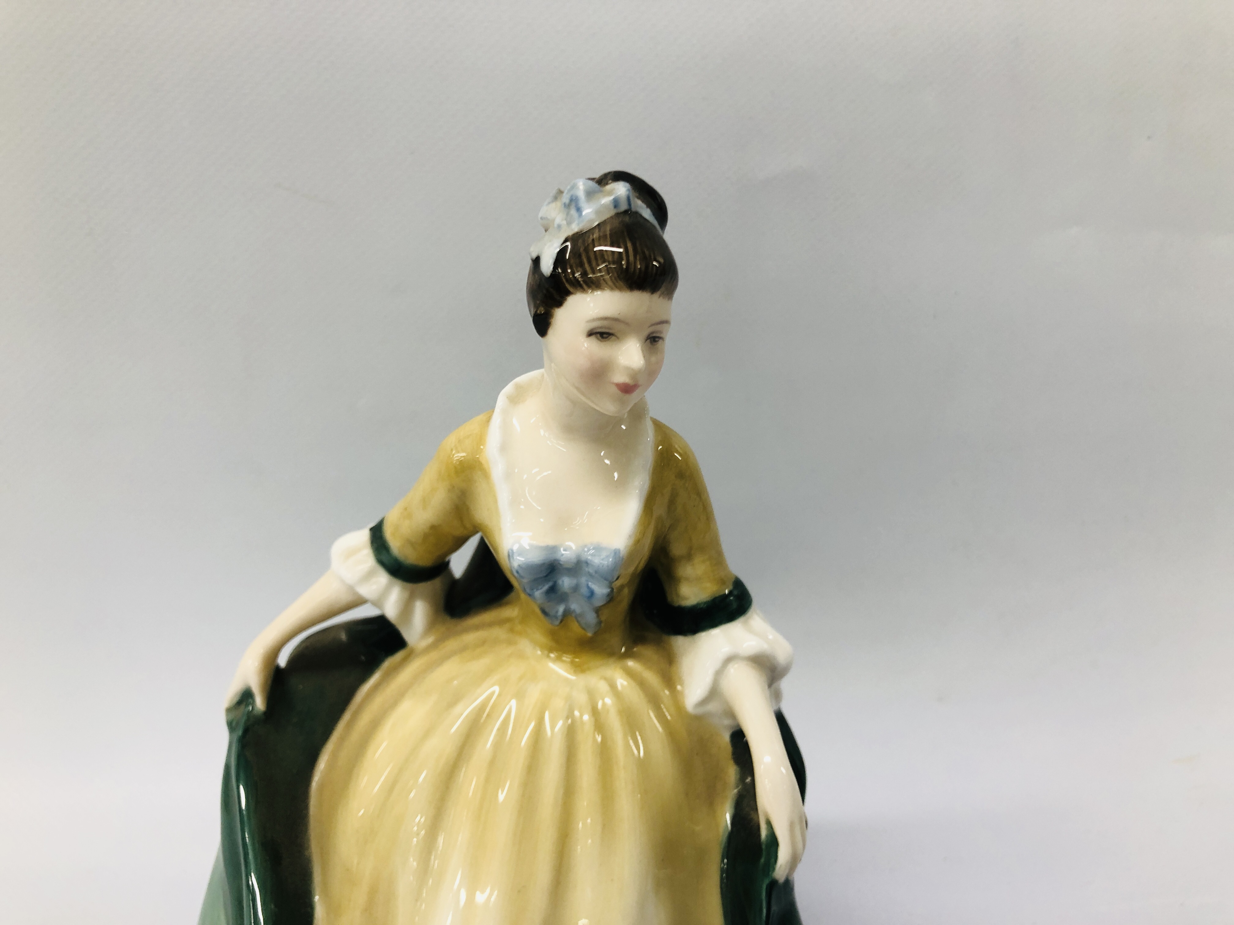 2 X ROYAL DOULTON FIGURINES TO INCLUDE ELEGANCE HN 2264 AND THE FAVOURITE HN 2249. - Image 6 of 9