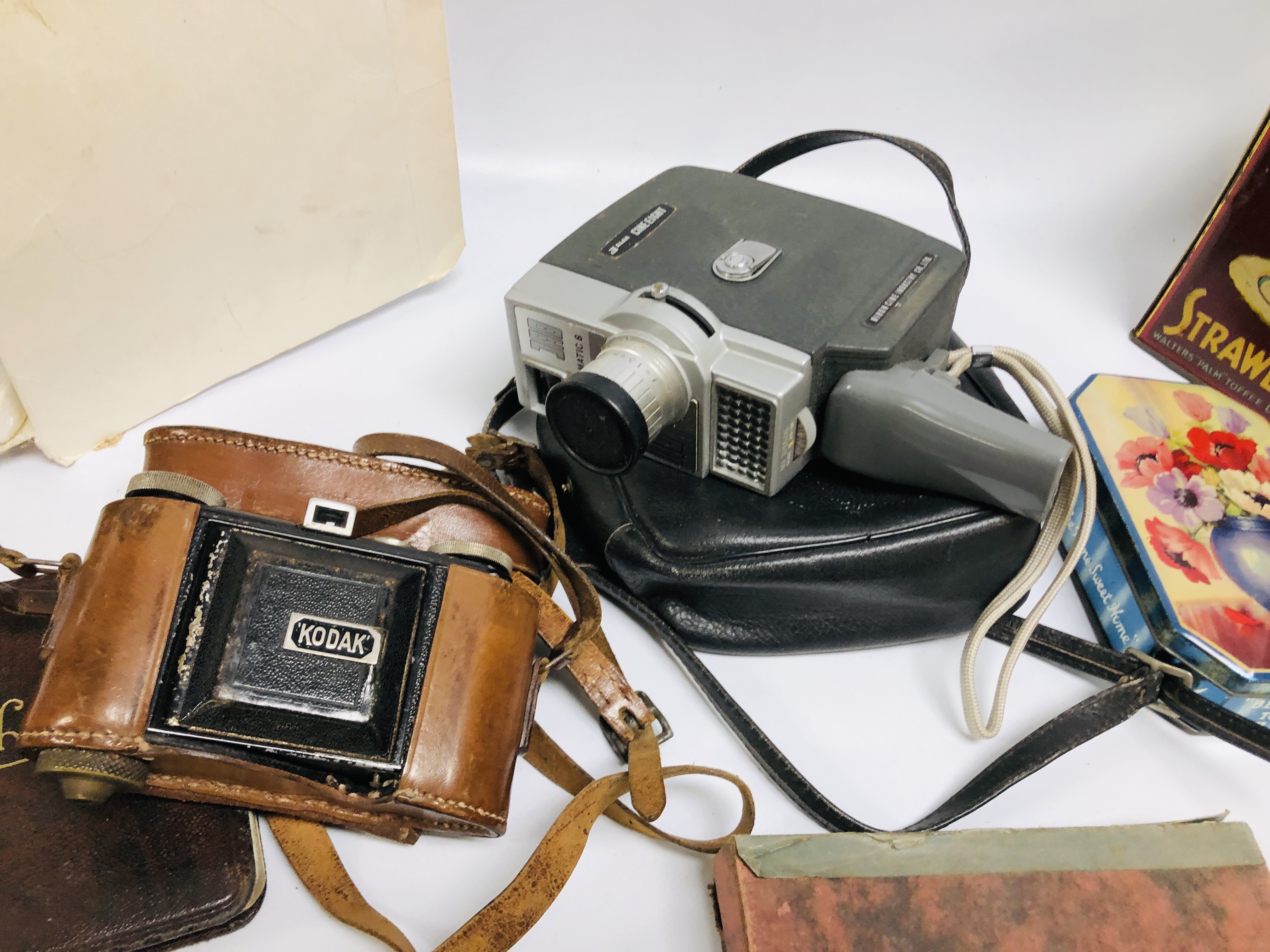 BOX OF COLLECTIBLES TO INCLUDE VINTAGE CAMERAS, KODAK IN FITTED BROWN LEATHER CASE, VINTAGE TINS, - Image 9 of 21