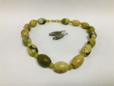A DESIGNER HARD STONE BEADED NECKLACE WITH SILVER CLASP ALONG WITH A PAIR OF SIMILAR DROP STYLE