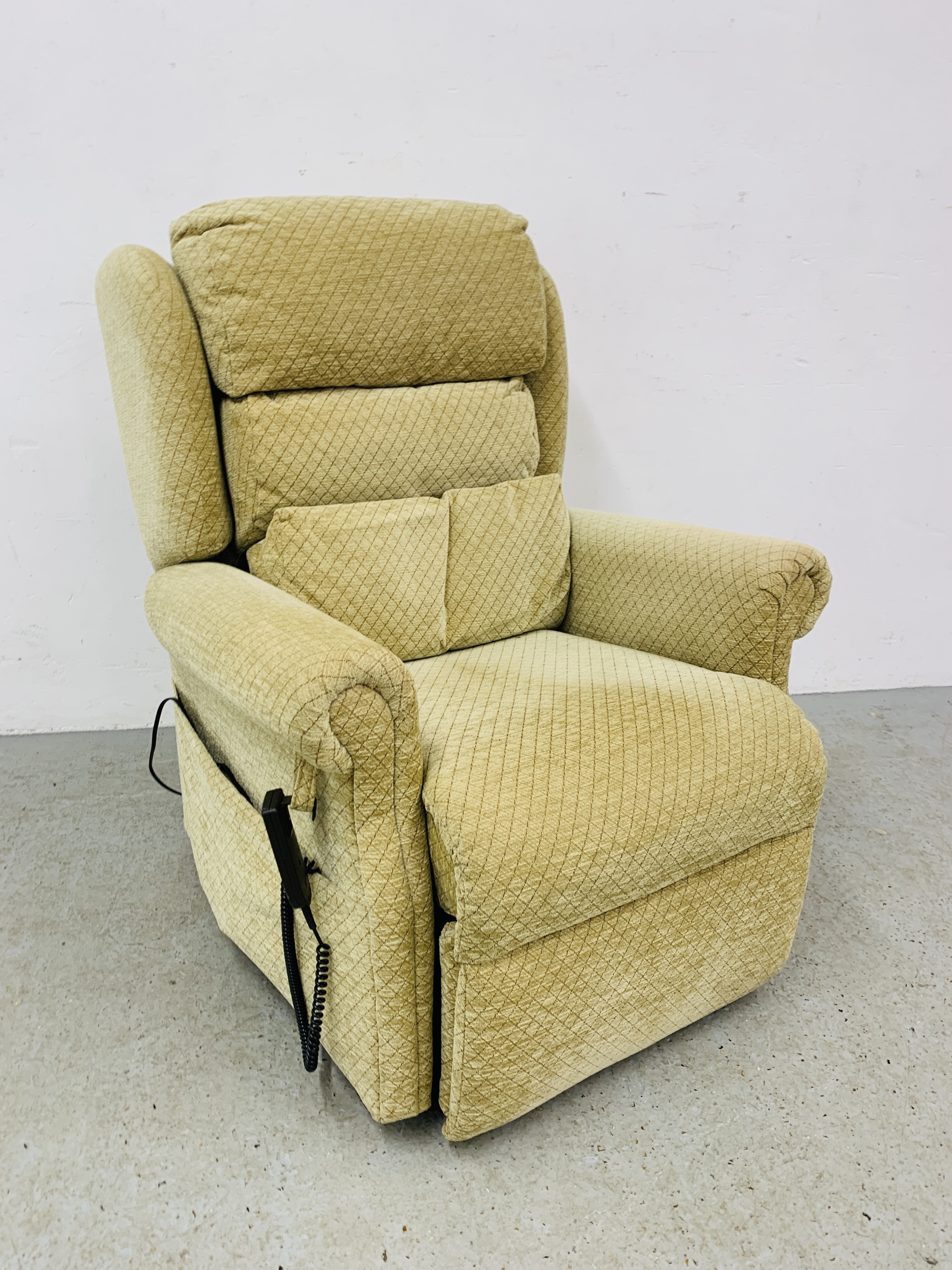 ELECTRIC RISE AND RECLINE ARMCHAIR - SOLD AS SEEN - Image 2 of 6