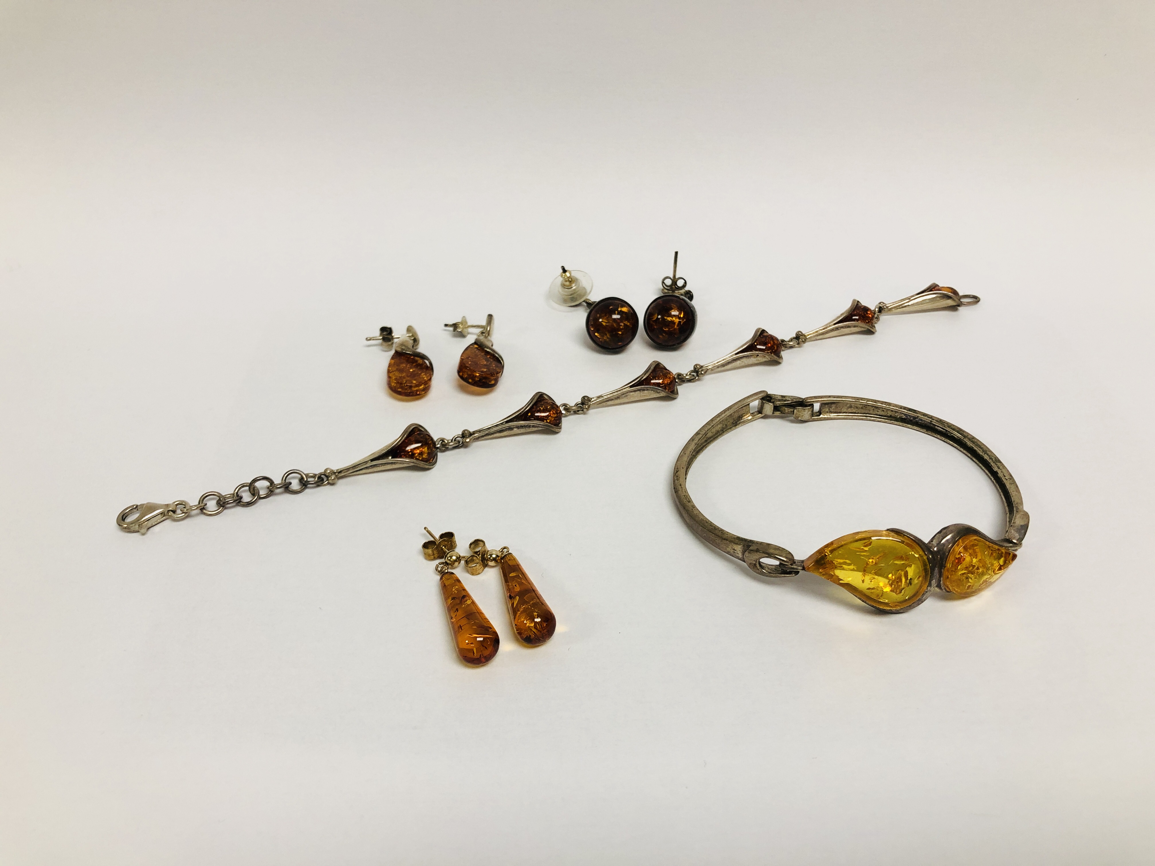 COLLECTION OF DESIGNER WHITE METAL AND SILVER AMBER SET JEWELLERY TO INCLUDE 2 X BRACELETS AND 2 X