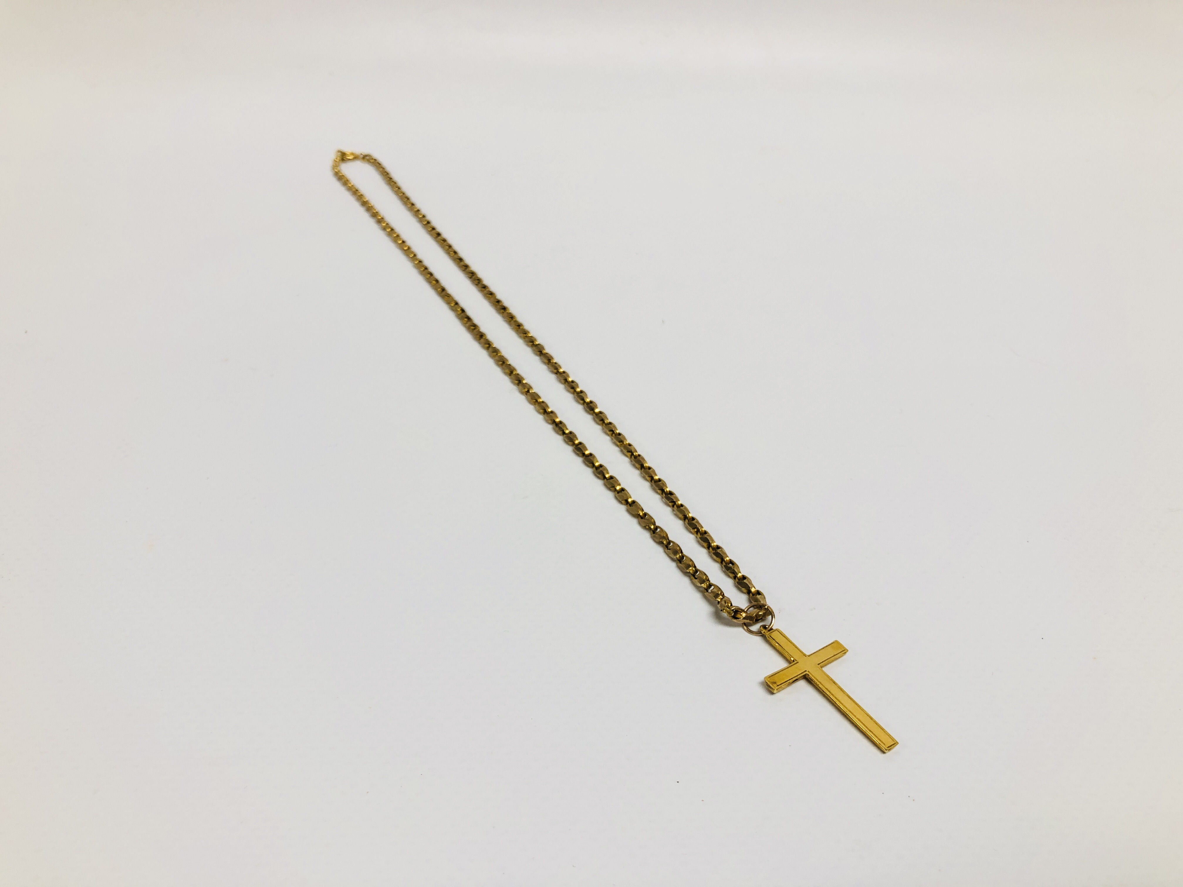 9CT GOLD CROSS ON A YELLOW METAL CHAIN L 48CM.