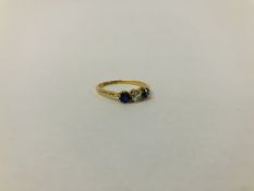 AN 18CT GOLD DIAMOND AND SAPPHIRE DRESS RING