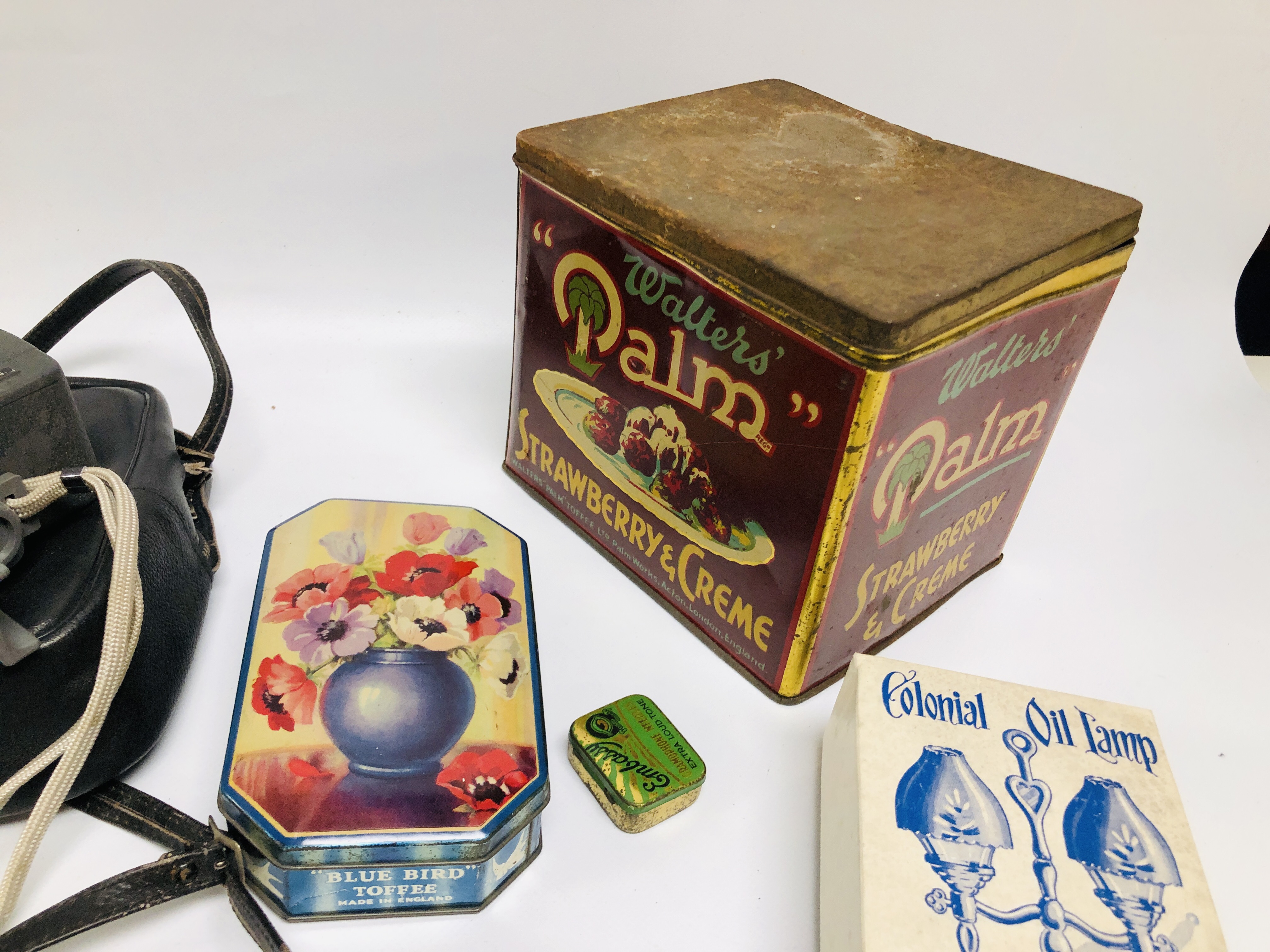 BOX OF COLLECTIBLES TO INCLUDE VINTAGE CAMERAS, KODAK IN FITTED BROWN LEATHER CASE, VINTAGE TINS, - Image 10 of 21