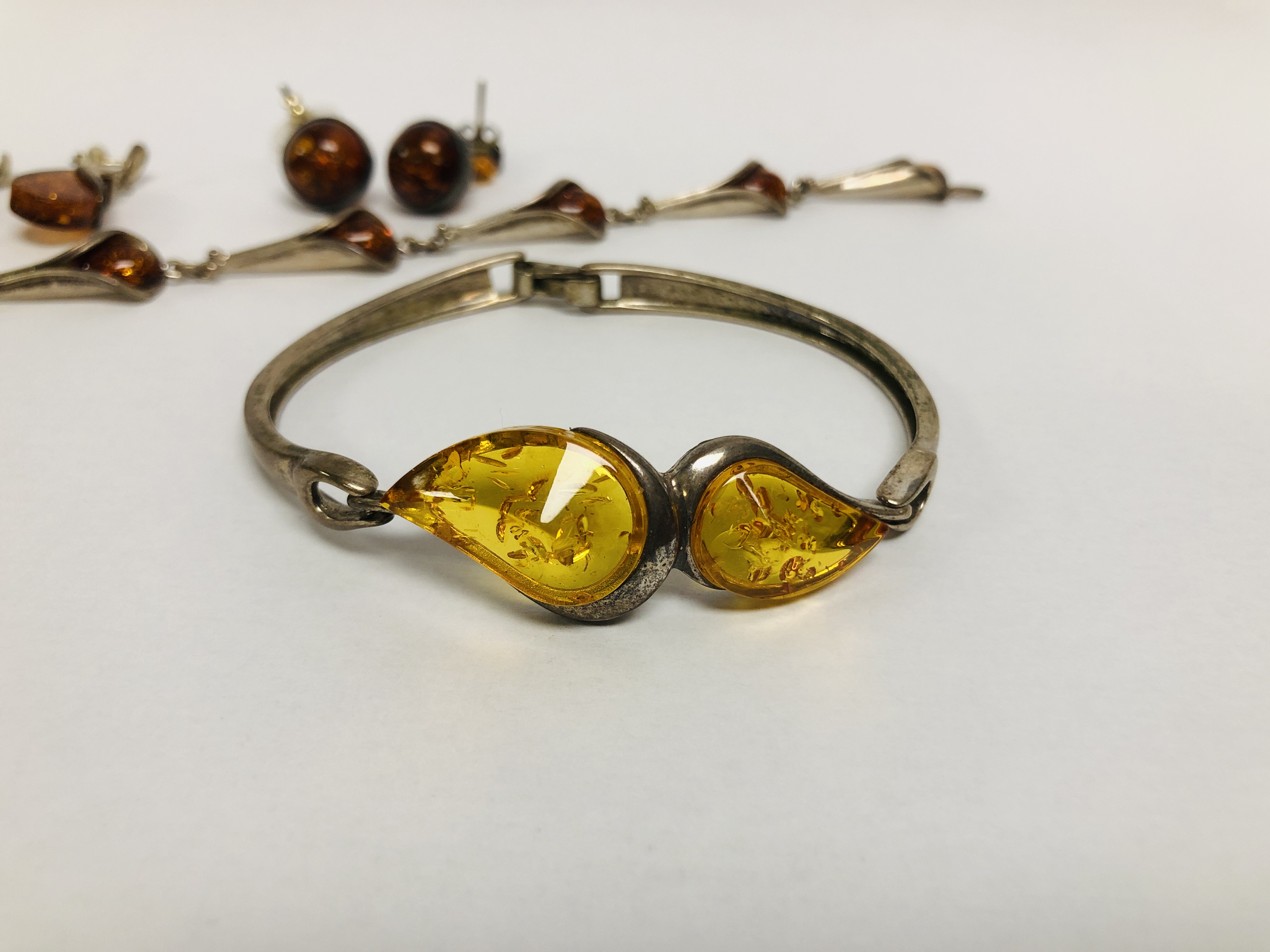 COLLECTION OF DESIGNER WHITE METAL AND SILVER AMBER SET JEWELLERY TO INCLUDE 2 X BRACELETS AND 2 X - Image 2 of 10