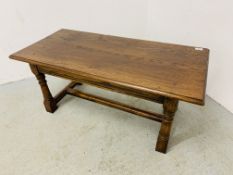 A GOOD QUALITY REPRODUCTION ANTIQUE FINISH COFFEE TABLE - W 48CM. L 101CM. H 43CM.