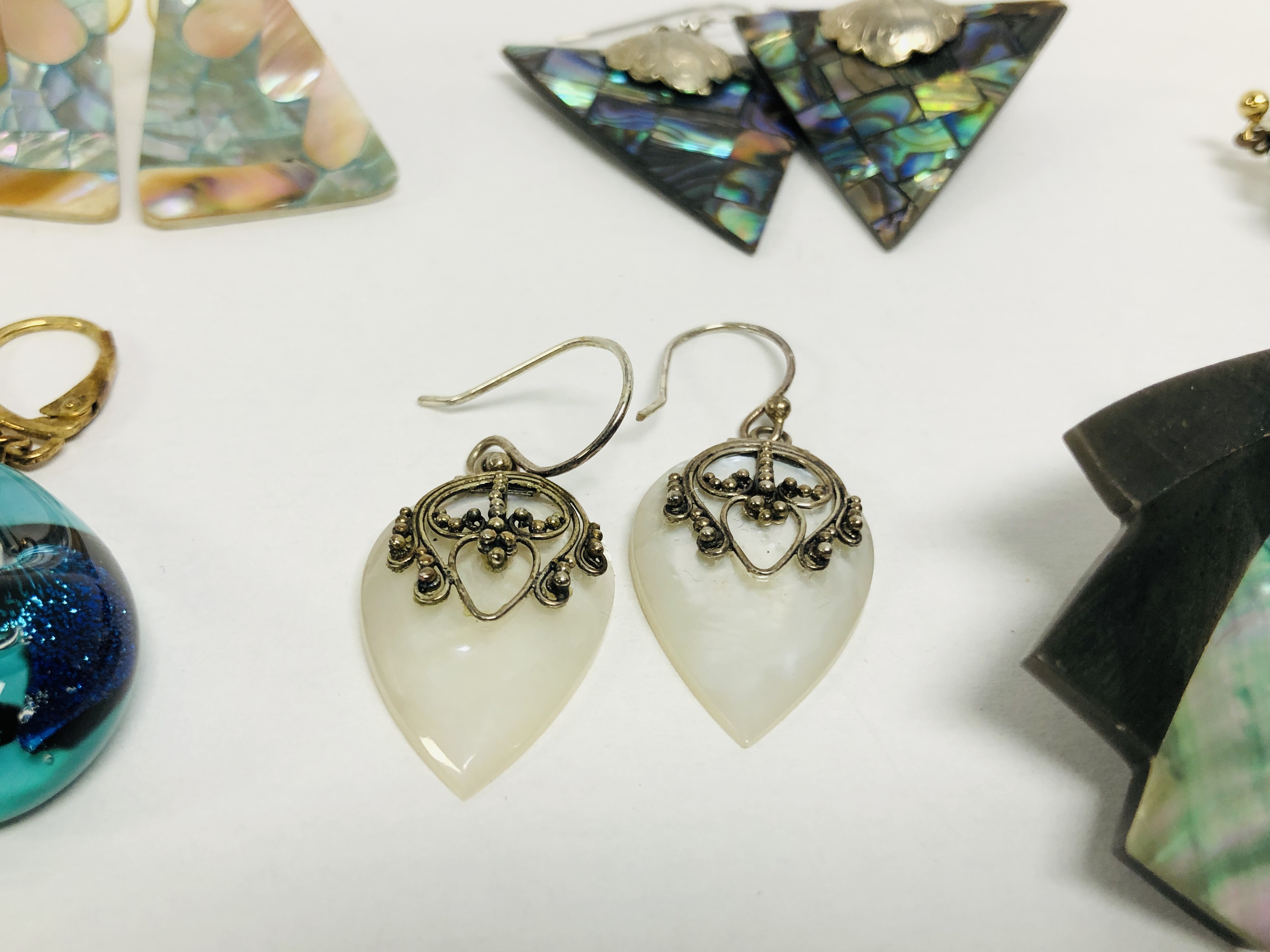 6 X PAIRS OF DESIGNER EARRINGS TO INCLUDE ABOLONE AND MURANO - Image 8 of 8