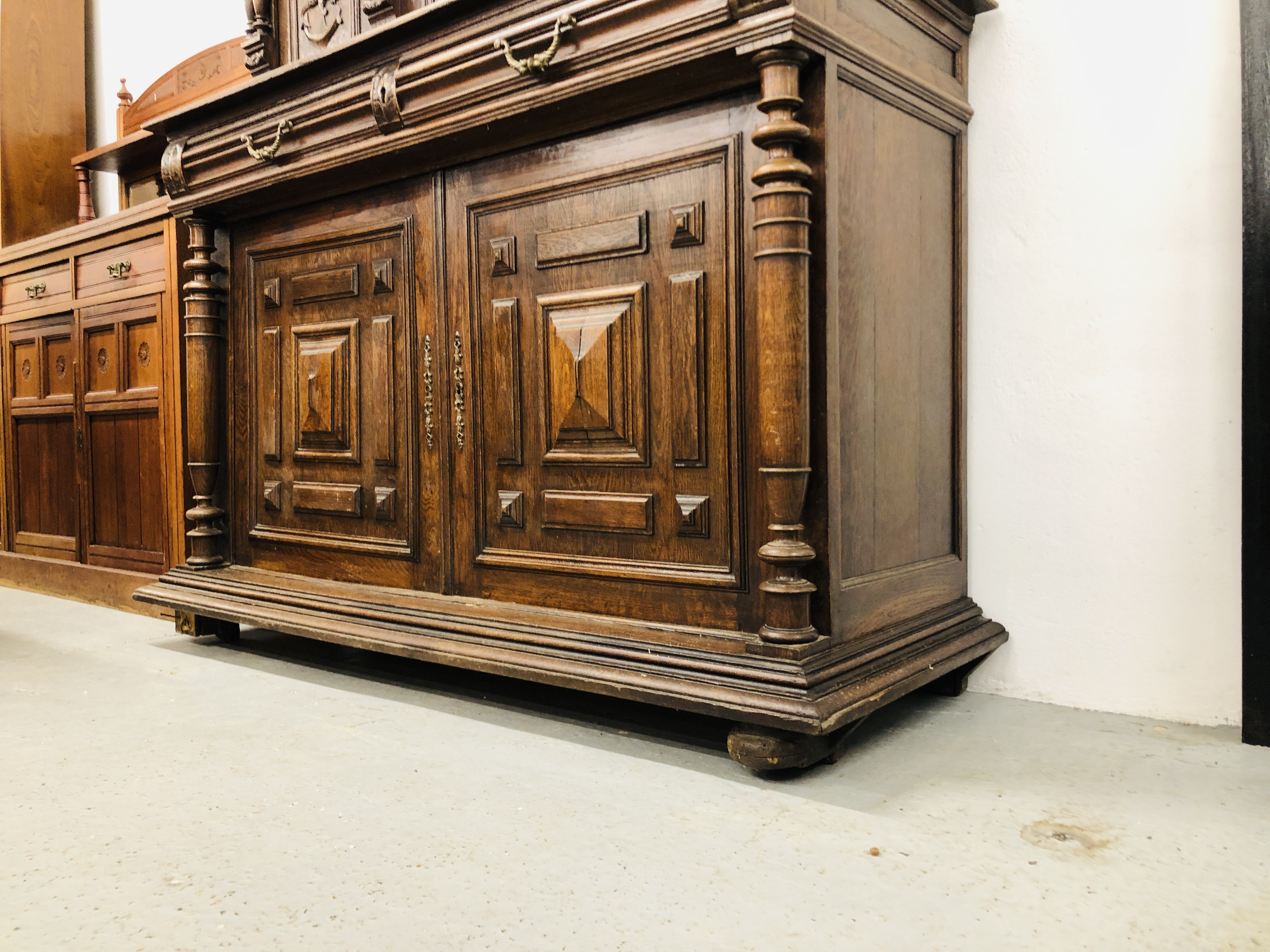 A FRENCH OAK DRESSER, THE UPPER SECTION HAVING THREE PANELLED DOORS, - Image 10 of 30