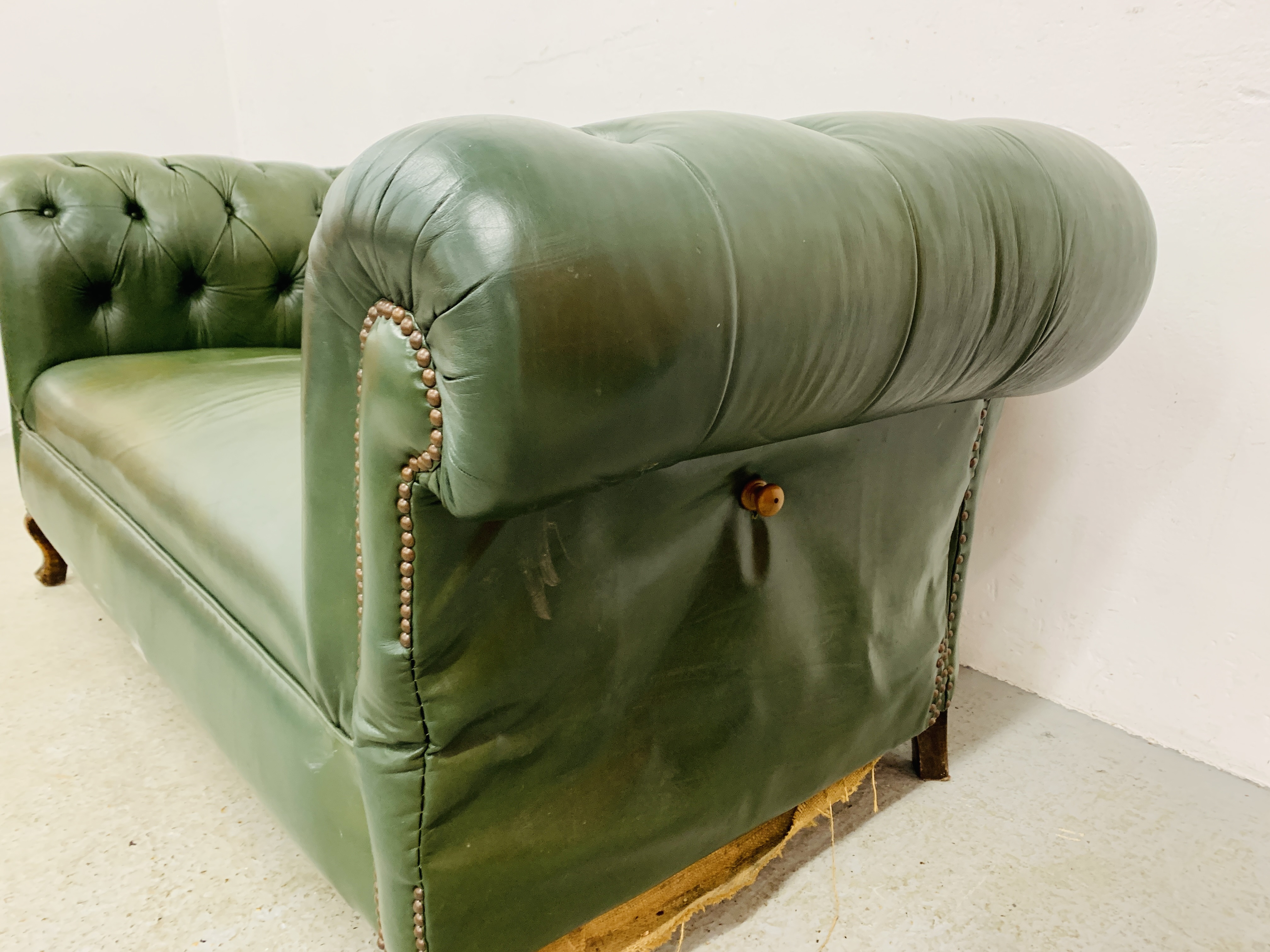 A GREEN LEATHER BUTTON BACK DROP END CHESTERFIELD STYLE SOFA WITH FOOT STOOL. - Image 4 of 13