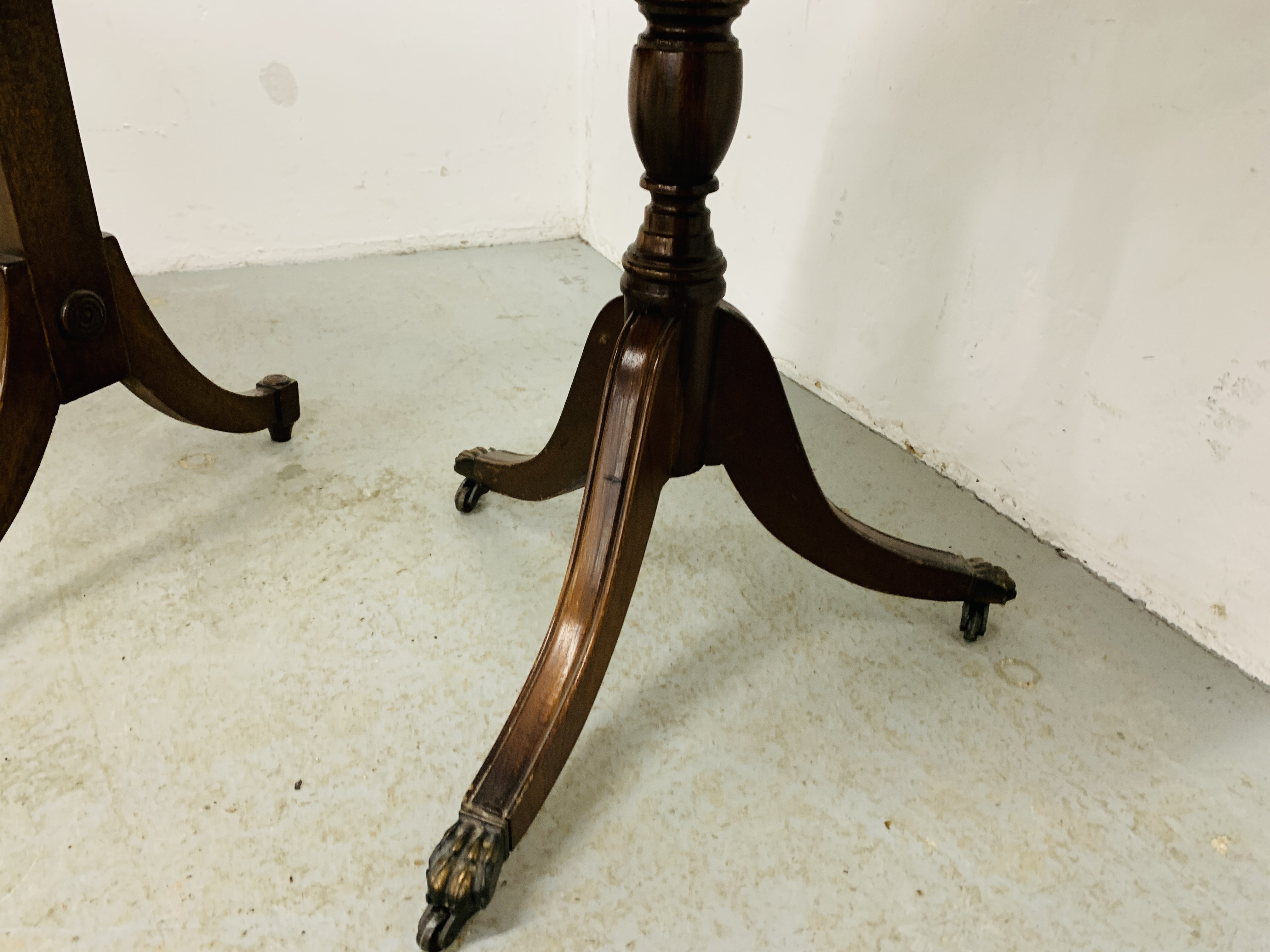 A REPRODUCTION DROP FLAP SINGLE DRAWER OCCASIONAL TABLE AND REPRODUCTION MAHOGANY FINISH PEDESTAL - Image 7 of 9