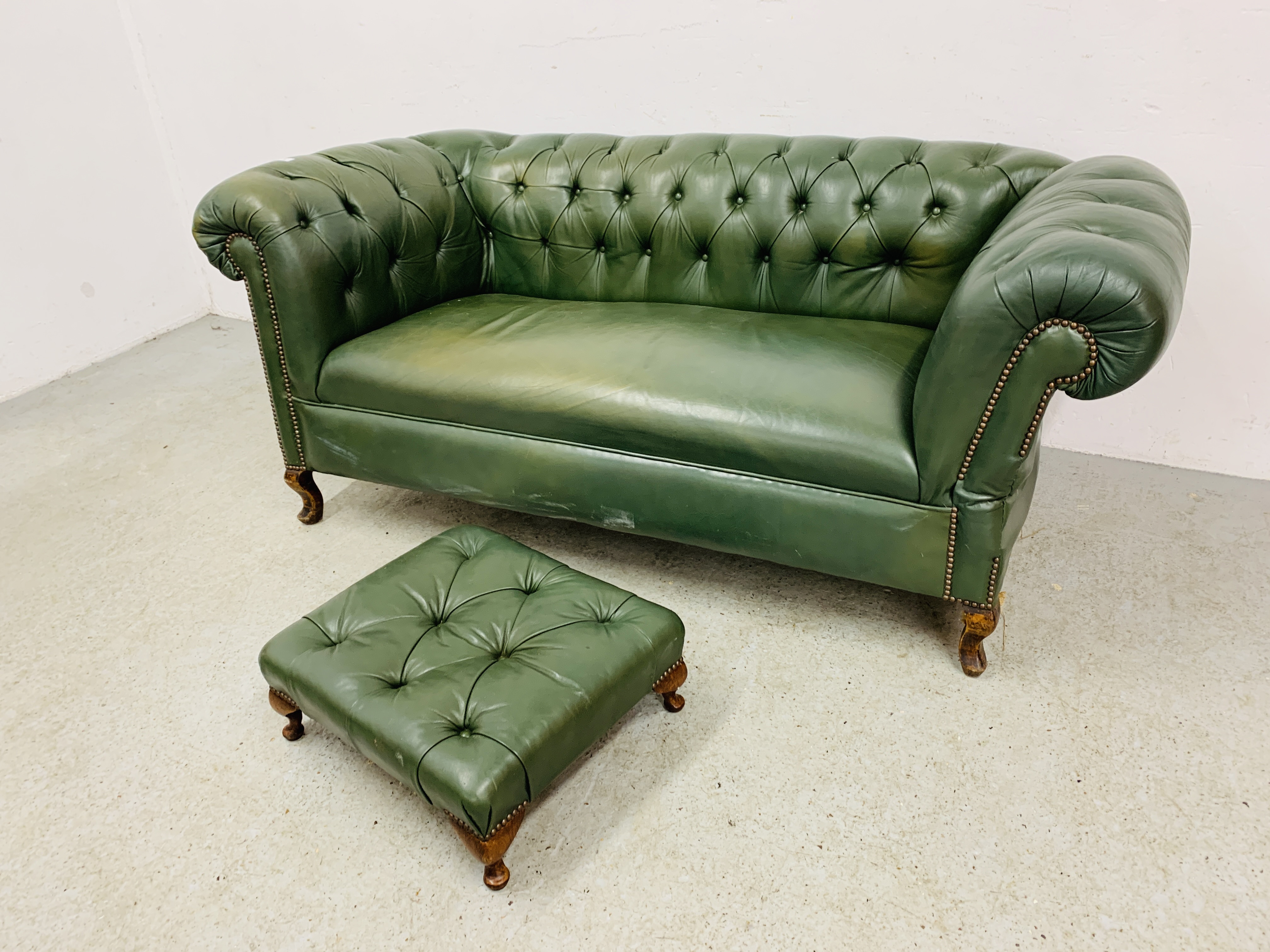 A GREEN LEATHER BUTTON BACK DROP END CHESTERFIELD STYLE SOFA WITH FOOT STOOL. - Image 13 of 13