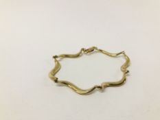 A 9CT GOLD WAVY LINK BRACELET