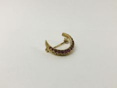 A 9CT GOLD RUBY SET CRESCENT SHAPED BROOCH DIAMETER 25MM