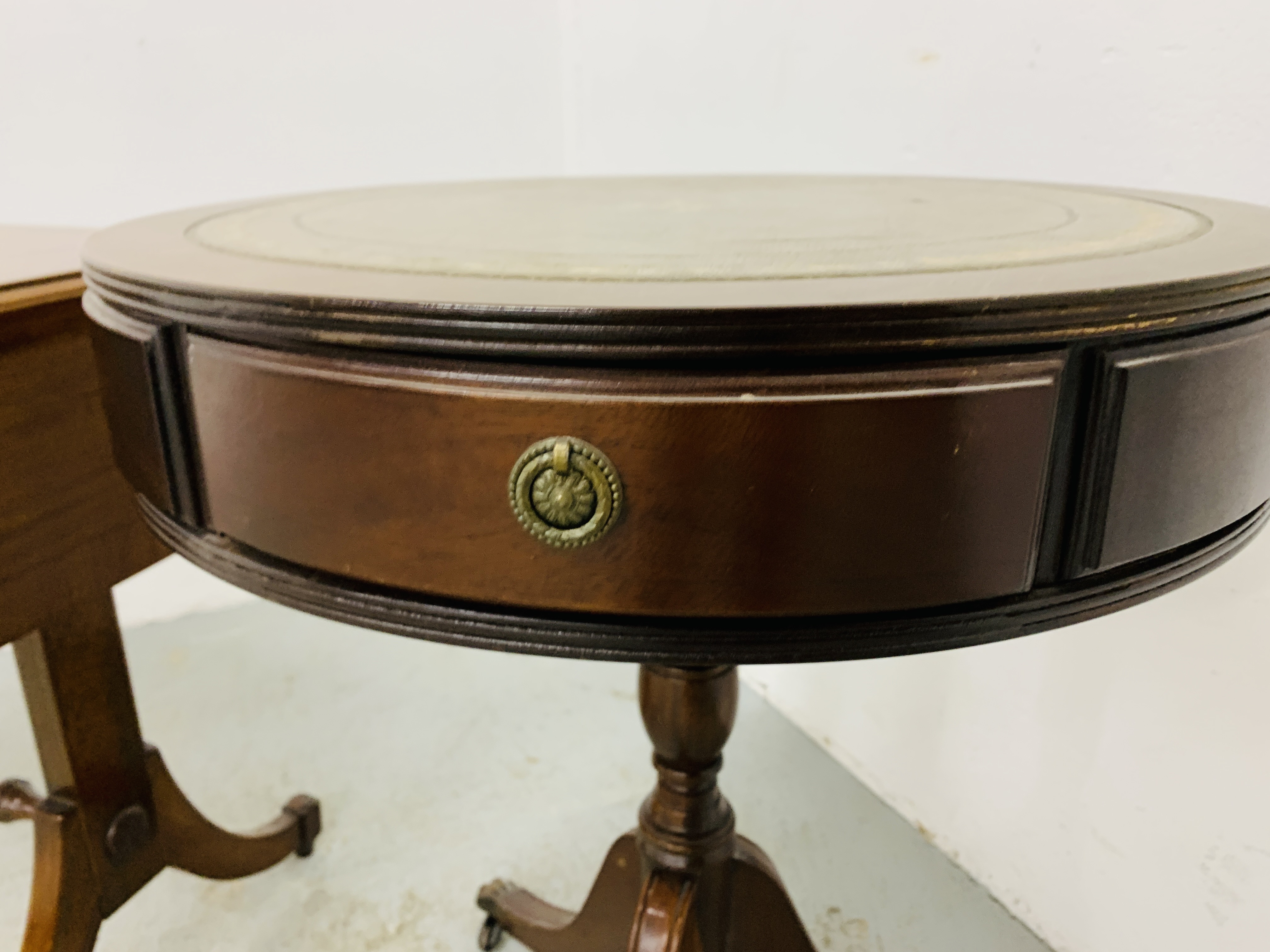A REPRODUCTION DROP FLAP SINGLE DRAWER OCCASIONAL TABLE AND REPRODUCTION MAHOGANY FINISH PEDESTAL - Image 6 of 9