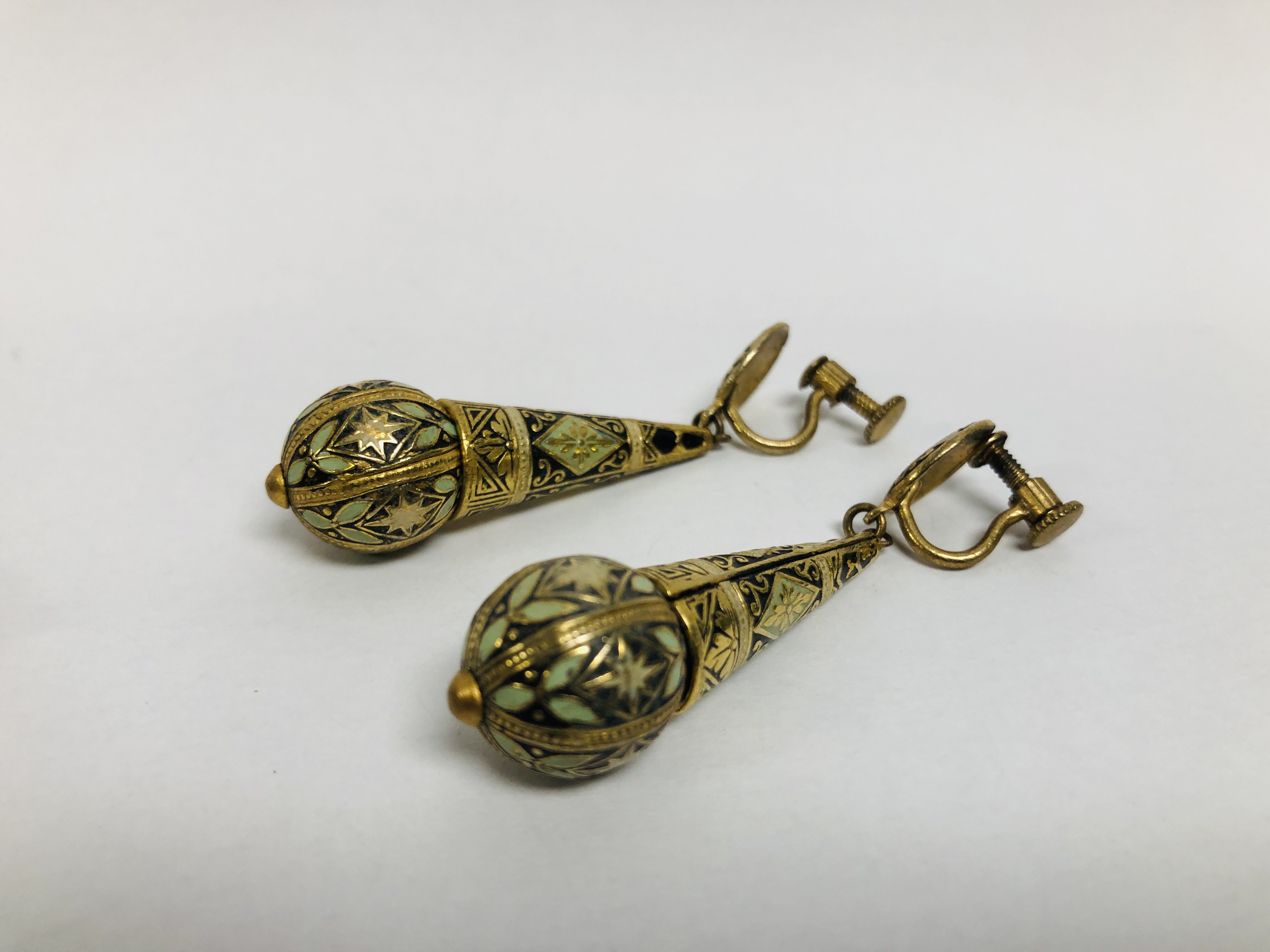 COLLECTION OF VINTAGE INDIAN STYLE JEWELLERY WITH ENAMELLED DETAIL COMPRISING SWORD BROOCH, - Image 10 of 11