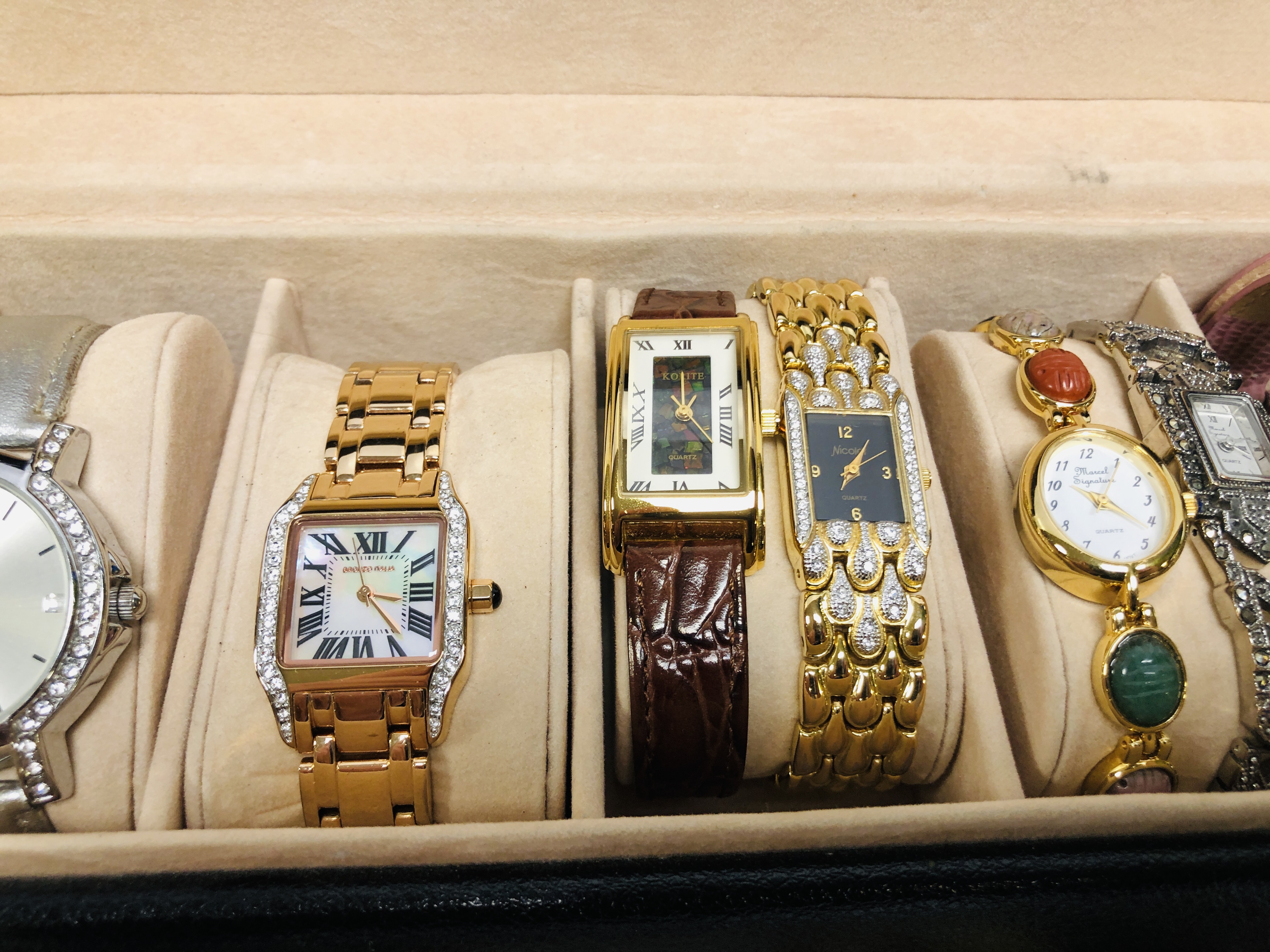 LEATHERETTE WRIST WATCH TREASURY BOX CONTAINING 20 X DESIGNER LADIES WRIST WATCHES OF VARIOUS - Image 3 of 9