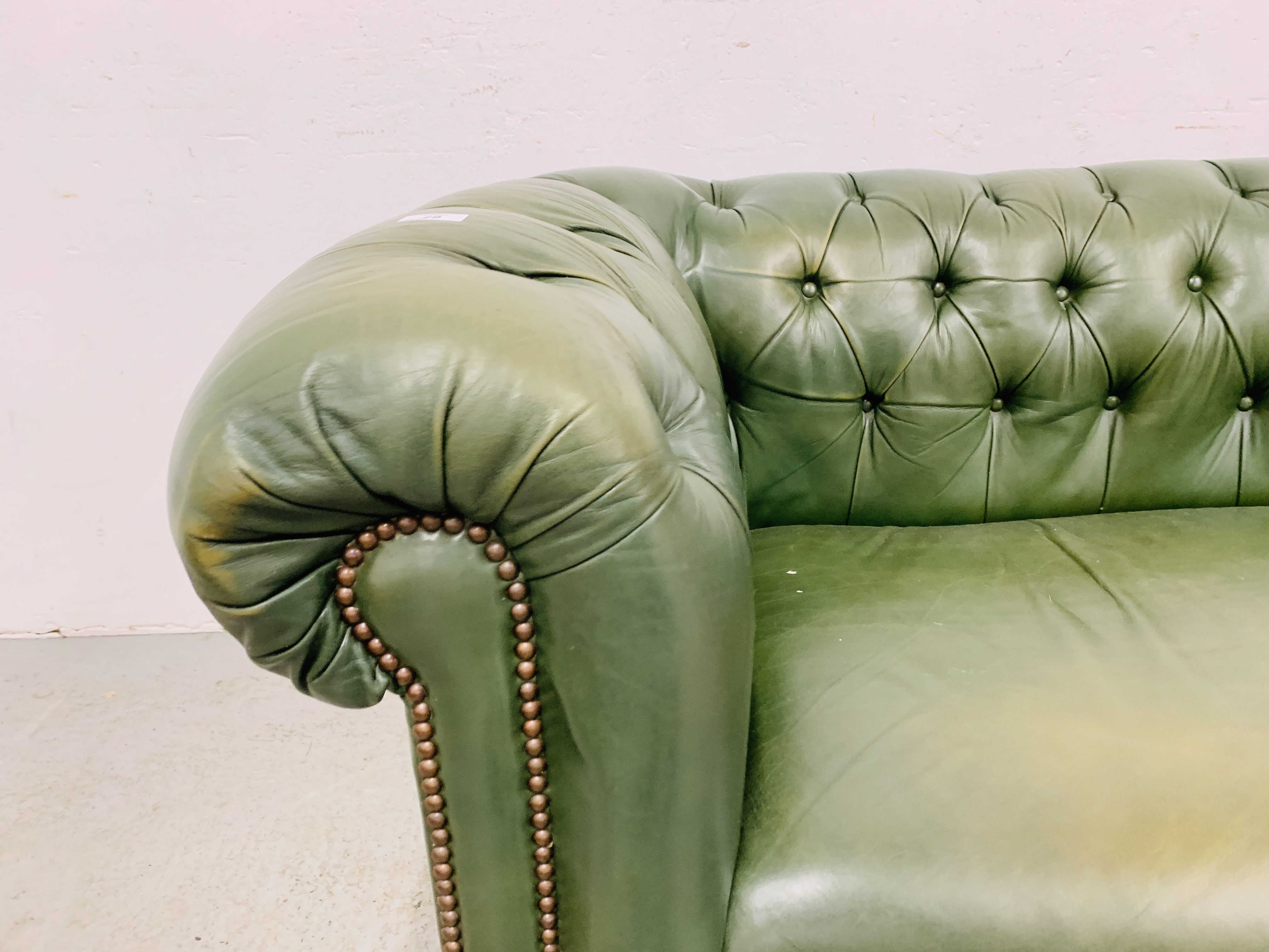 A GREEN LEATHER BUTTON BACK DROP END CHESTERFIELD STYLE SOFA WITH FOOT STOOL. - Image 7 of 13