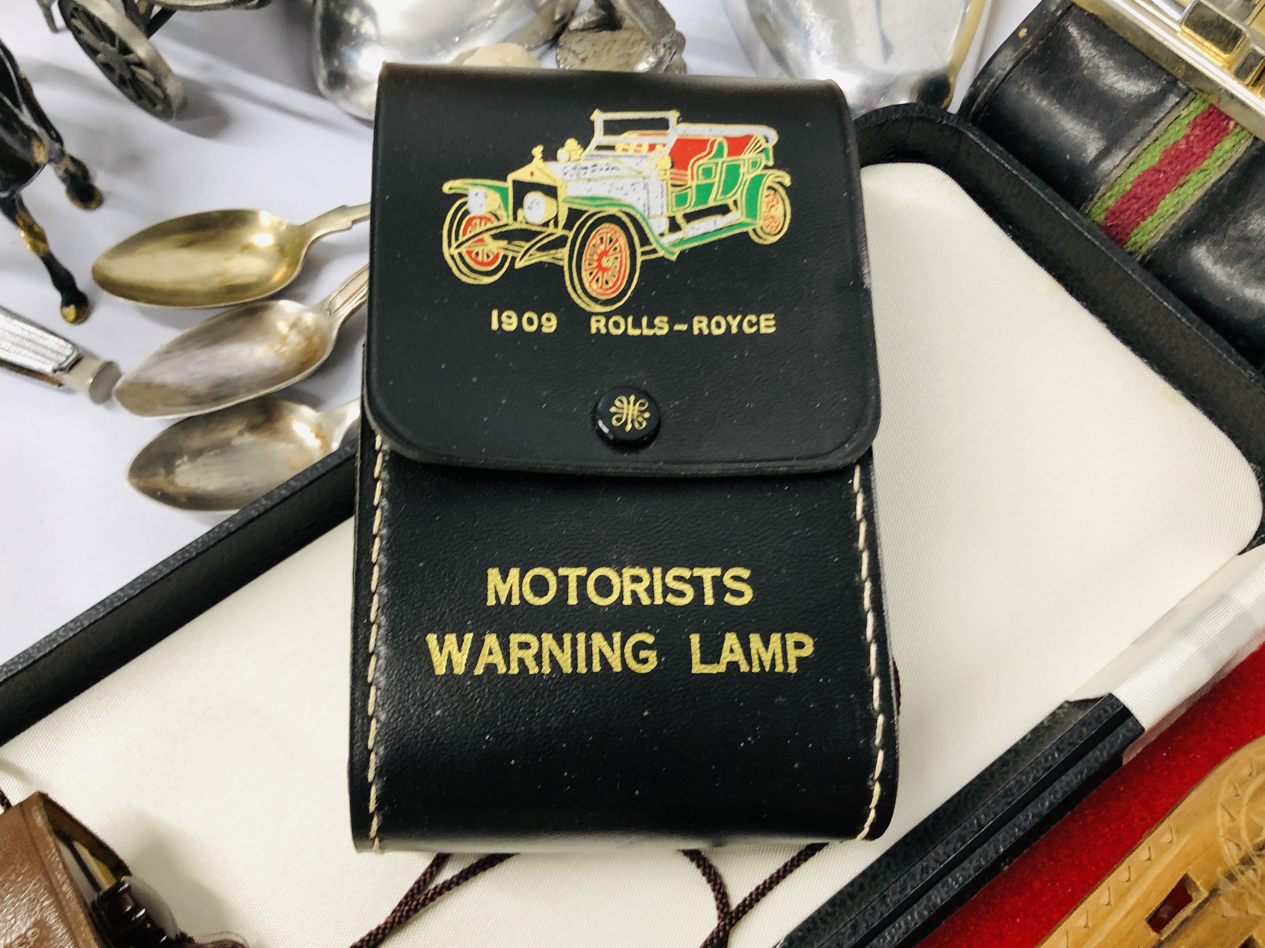 BOX OF MIXED COLLECTIBLES TO INCLUDE CAR RECORD BOOK, ROLLS ROYCE WARNING LAMP, BRASS HORSES, - Image 19 of 23