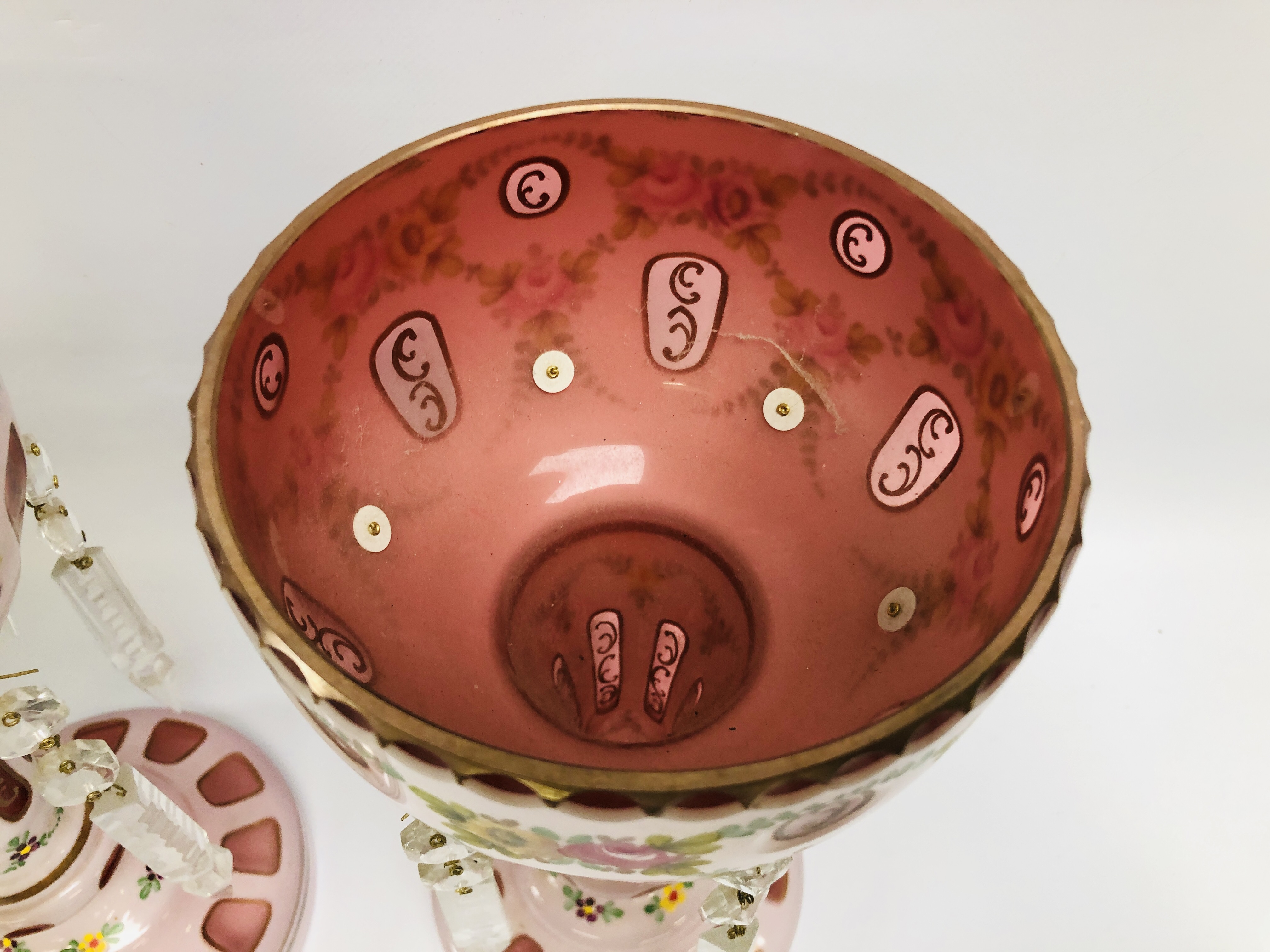 A PAIR OF CLASSICAL PINK GRASS LUSTRES WITH DROP AND PAIR OF REPRODUCTION GILT DECORATED VASES - Image 5 of 9