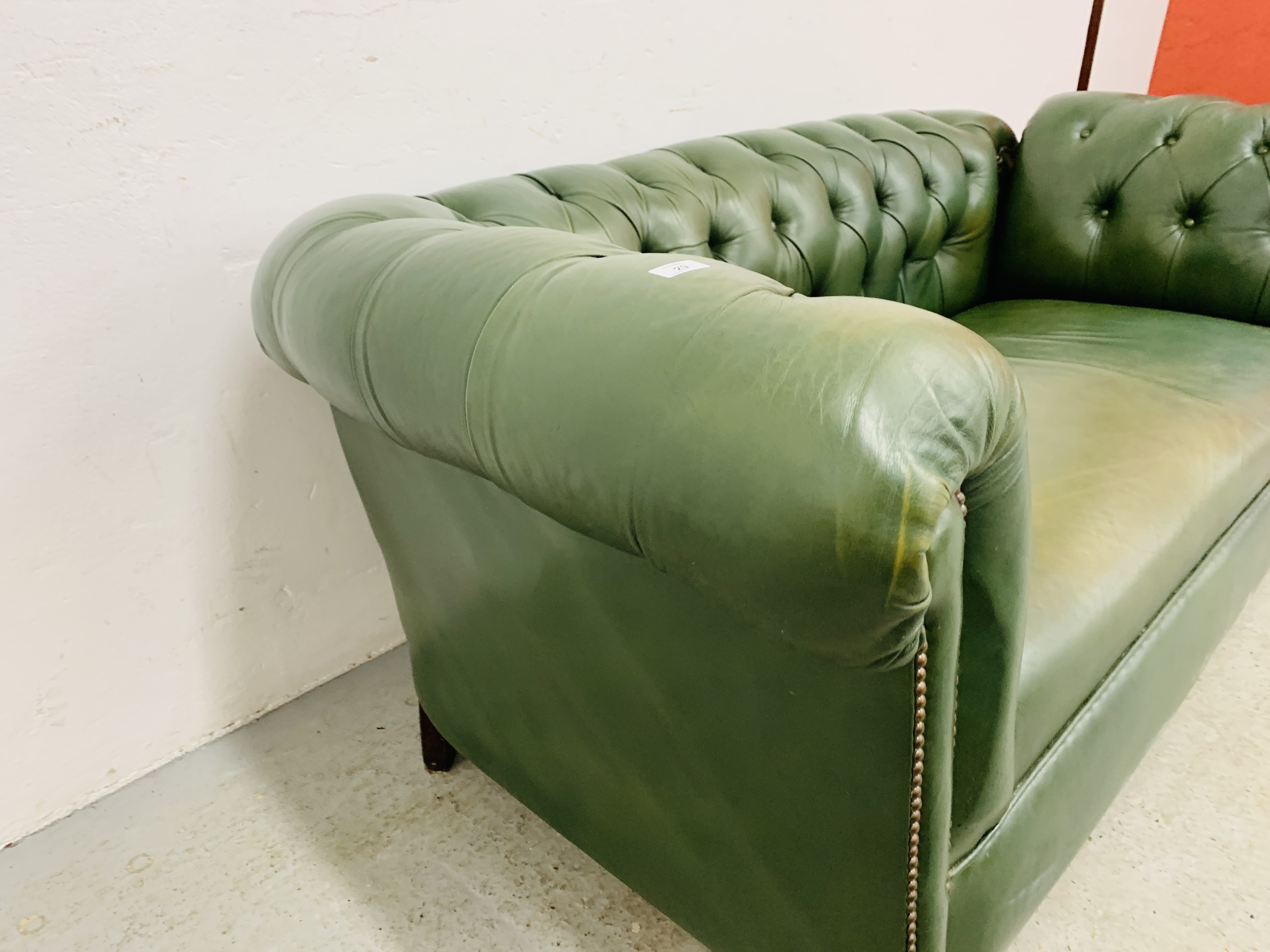A GREEN LEATHER BUTTON BACK DROP END CHESTERFIELD STYLE SOFA WITH FOOT STOOL. - Image 8 of 13