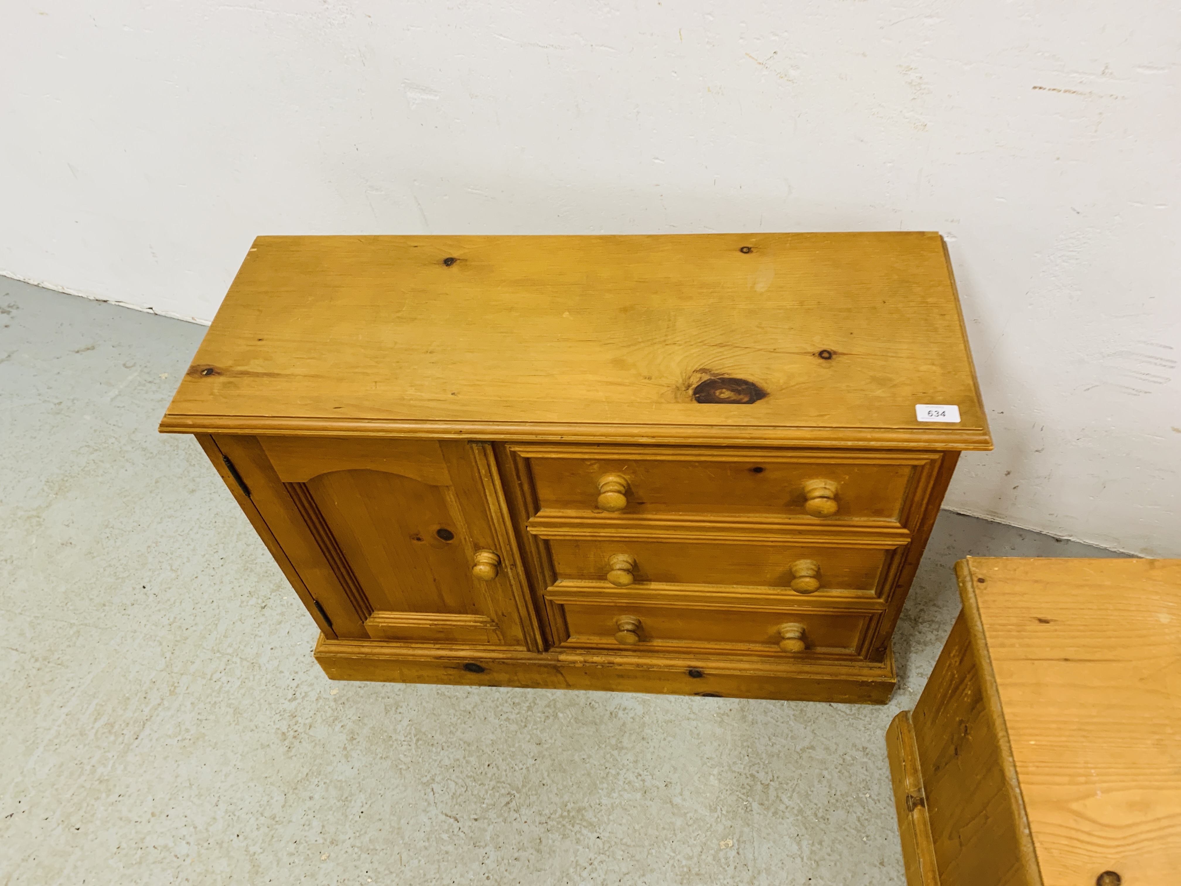 A LOW LEVEL HONEY PINE FIVE DRAWER ENTERTAINMENT STAND - W 98CM. D 42CM. H 49CM. - Image 6 of 7