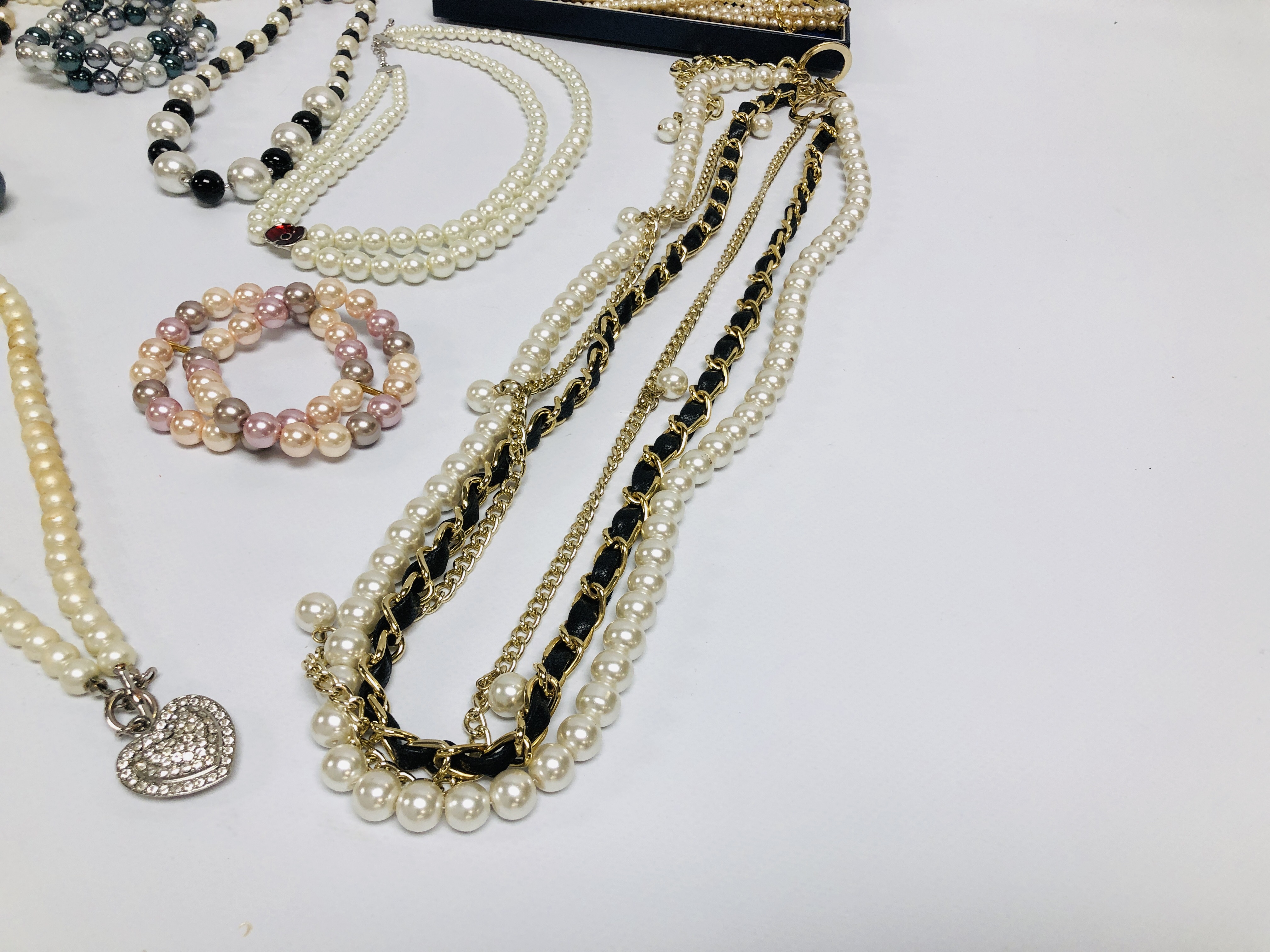 TRAY OF ASSORTED MODERN BEADED NECKLACES AND BRACELETS TO INCLUDE SIMULATED PEARLS ETC - Image 7 of 8