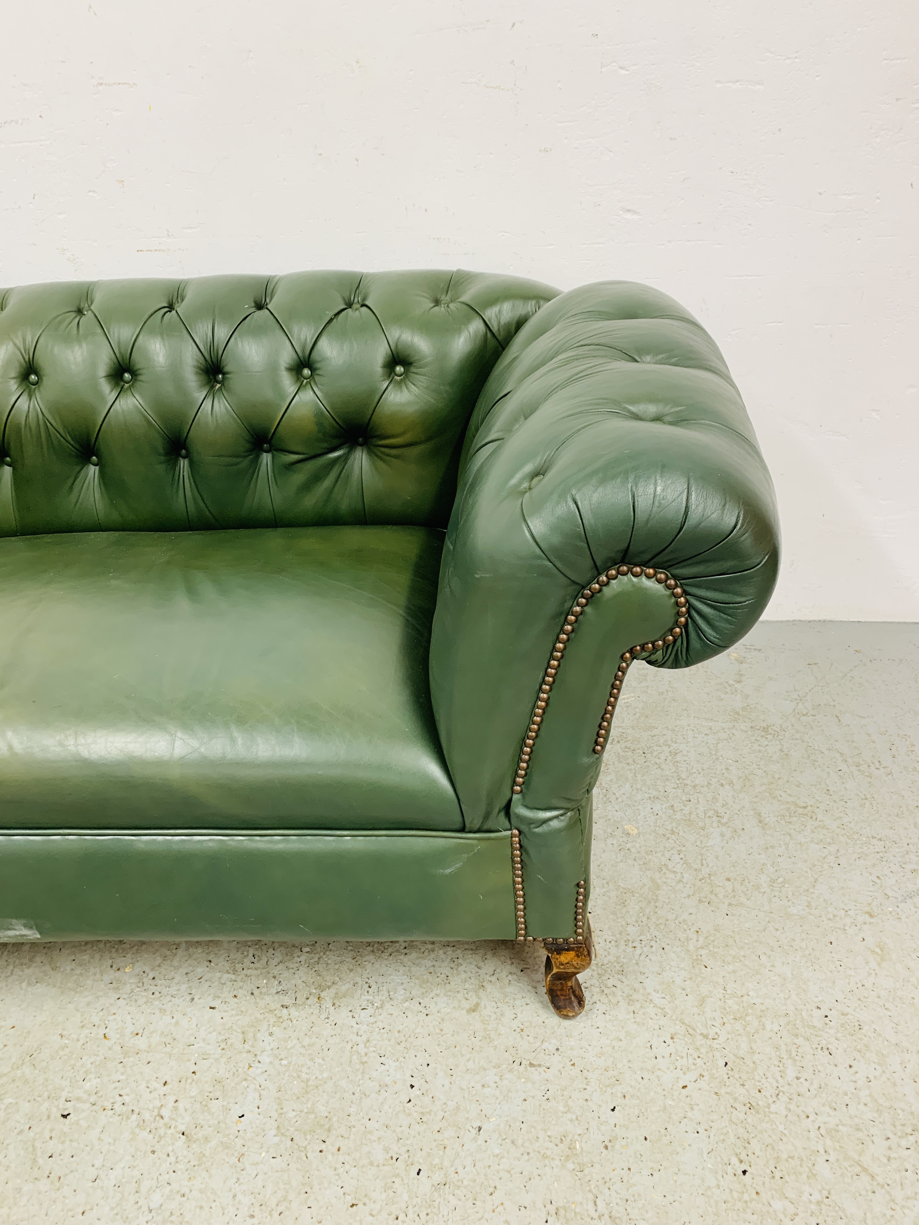 A GREEN LEATHER BUTTON BACK DROP END CHESTERFIELD STYLE SOFA WITH FOOT STOOL. - Image 12 of 13