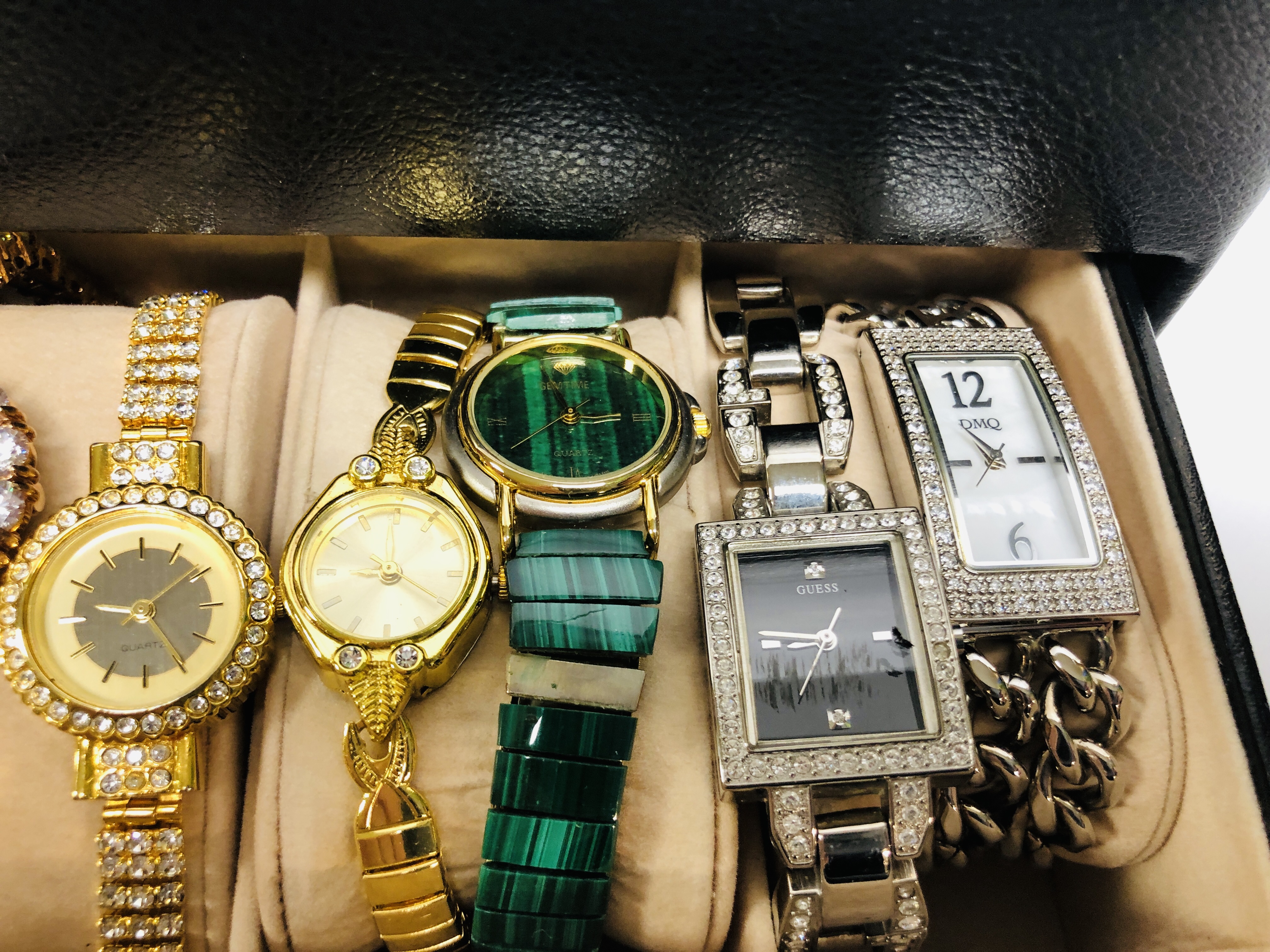 LEATHERETTE WRIST WATCH TREASURY BOX CONTAINING 20 X DESIGNER LADIES WRIST WATCHES OF VARIOUS - Image 5 of 9