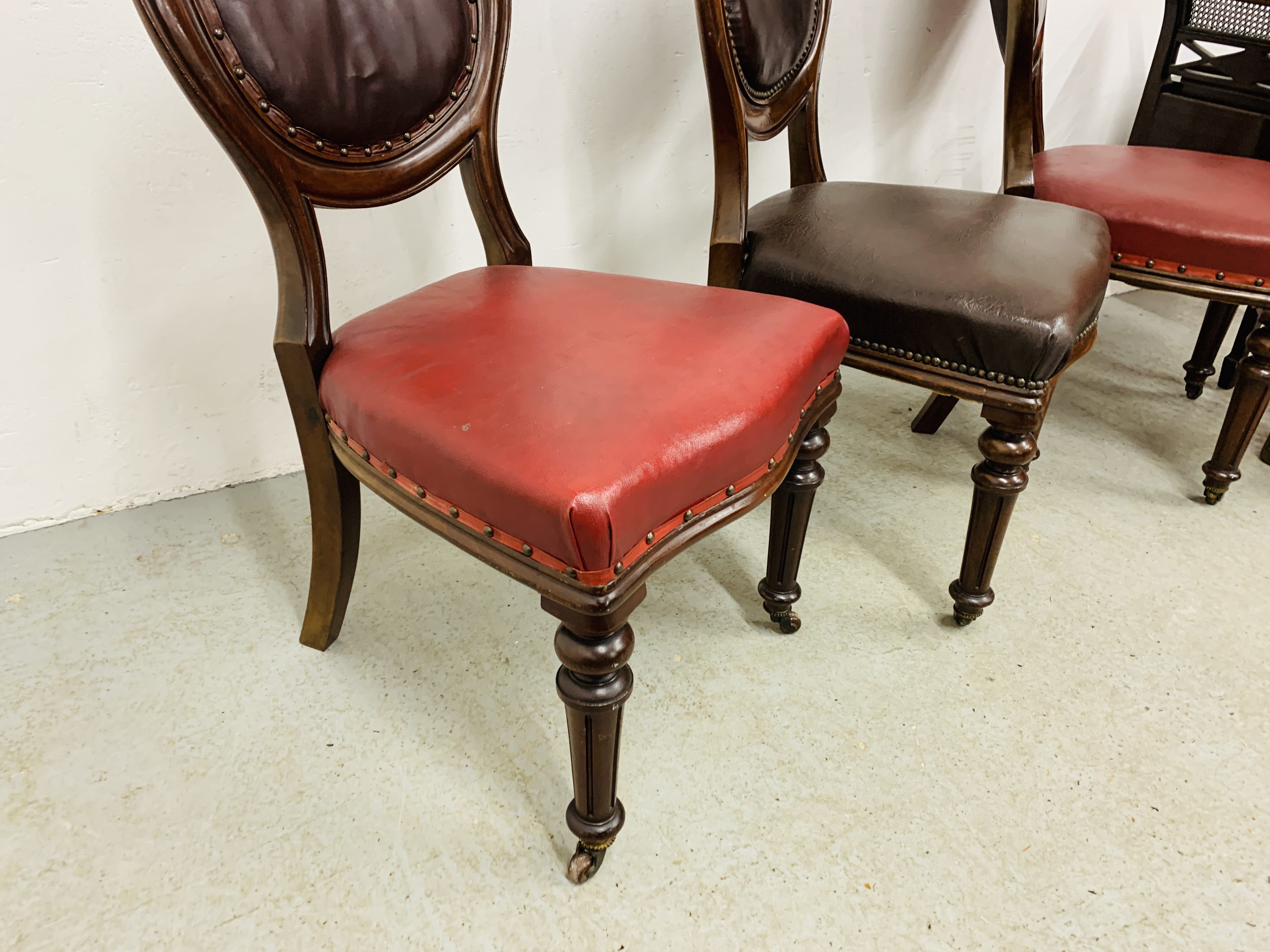 A SMALL SOLID OAK DROP FLAP OCCASIONAL TABLE, THE TOP CIRCULAR WHEN EXTENDED - DIAMETER 65CM. - Image 11 of 12