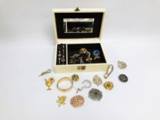 JEWELLERY BOX AND CONTENTS TO INCLUDE AN ASSORTMENT OF VINTAGE BROOCHES,