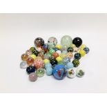 COLLECTION OF VARIOUS VINTAGE GLASS MARBLES TO INCLUDE SOME IN THE CONSTELLATION DESIGN ALONG WITH