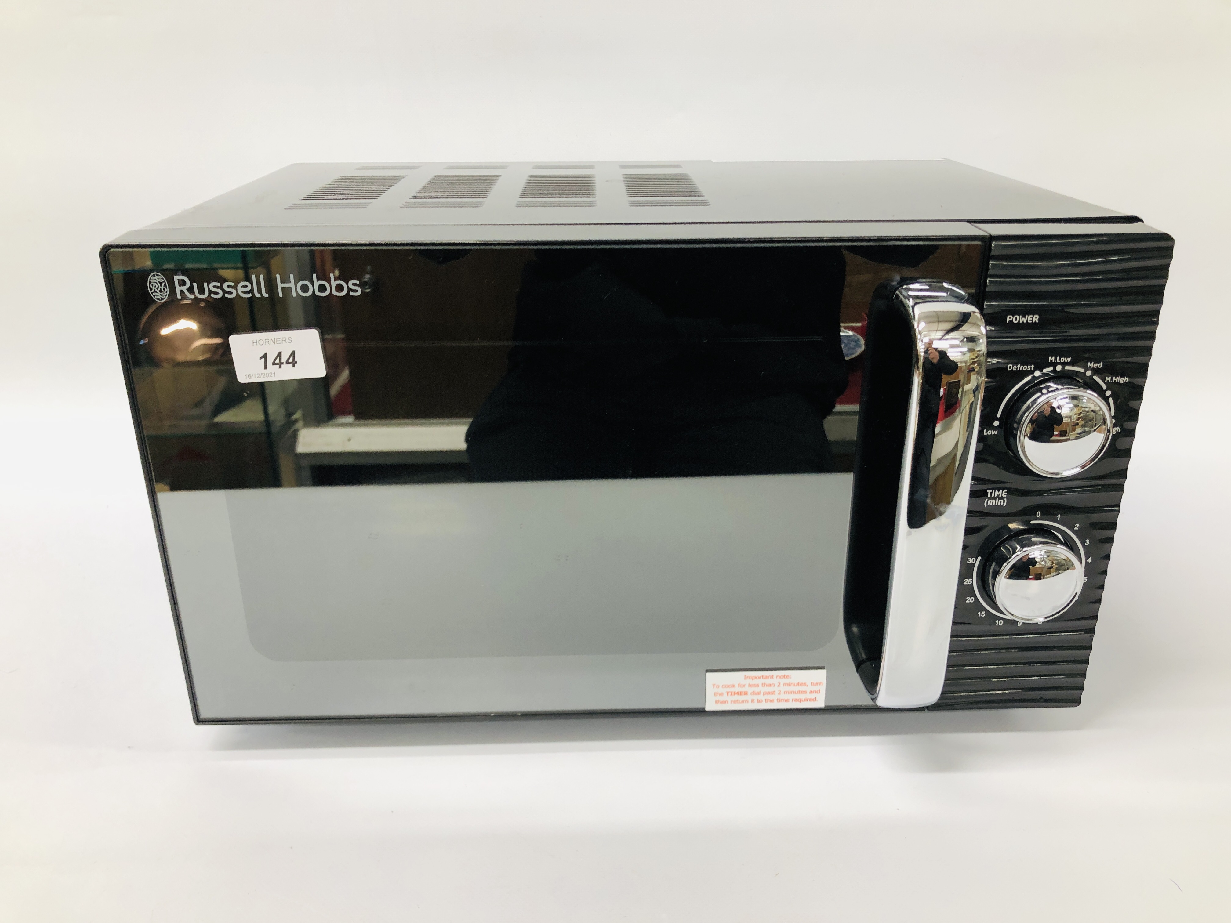 A RUSSELL HOBBS COMPACT MICROWAVE OVEN - SOLD AS SEEN - Image 2 of 6
