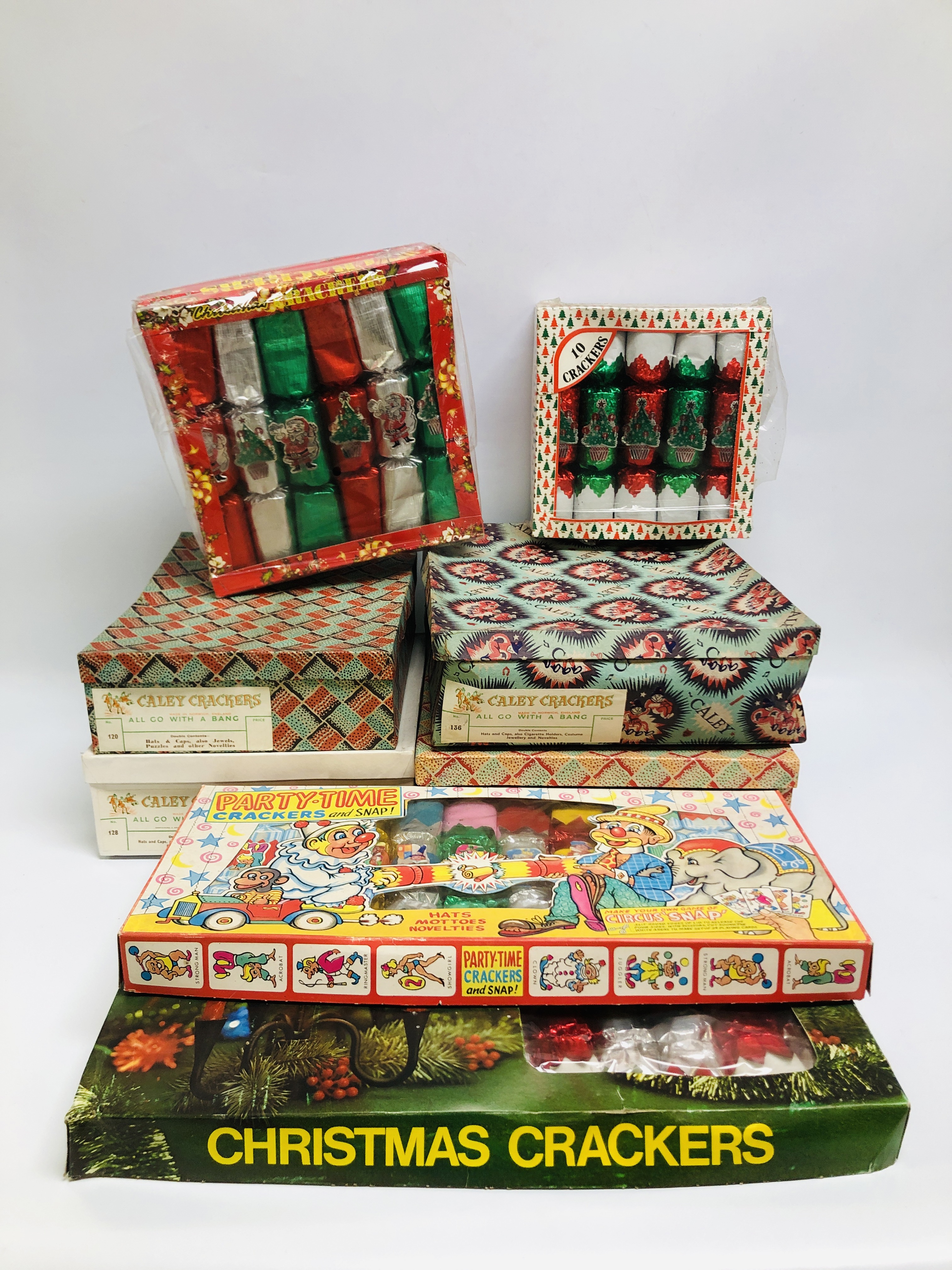 BOX OF ASSORTED BOXED VINTAGE CHRISTMAS CRACKERS AND DECORATIONS + BOX OF VINTAGE GAMES TO INCLUDE