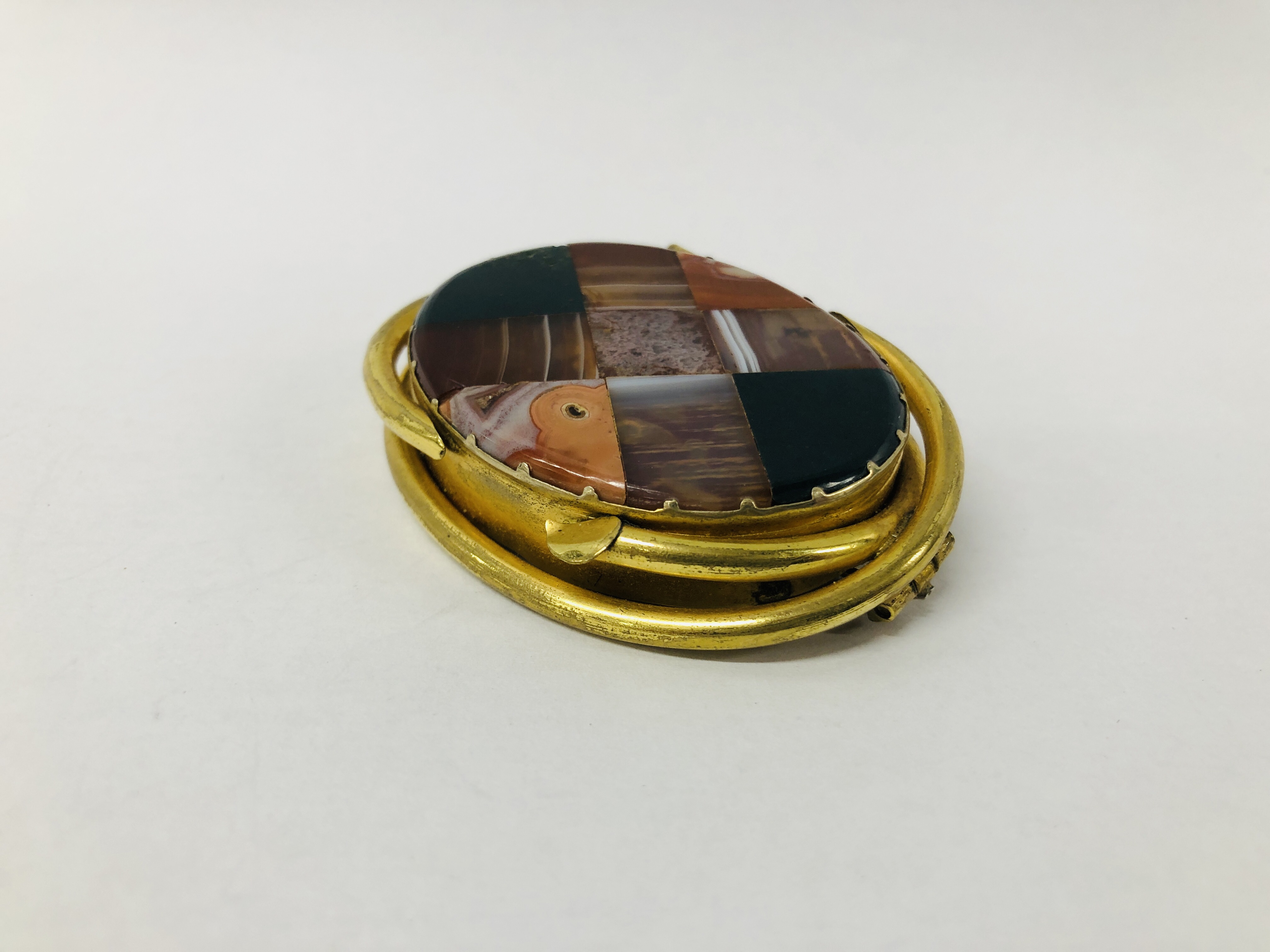 VICTORIAN SCOTTISH GILT AGATE BROOCH - Image 4 of 6